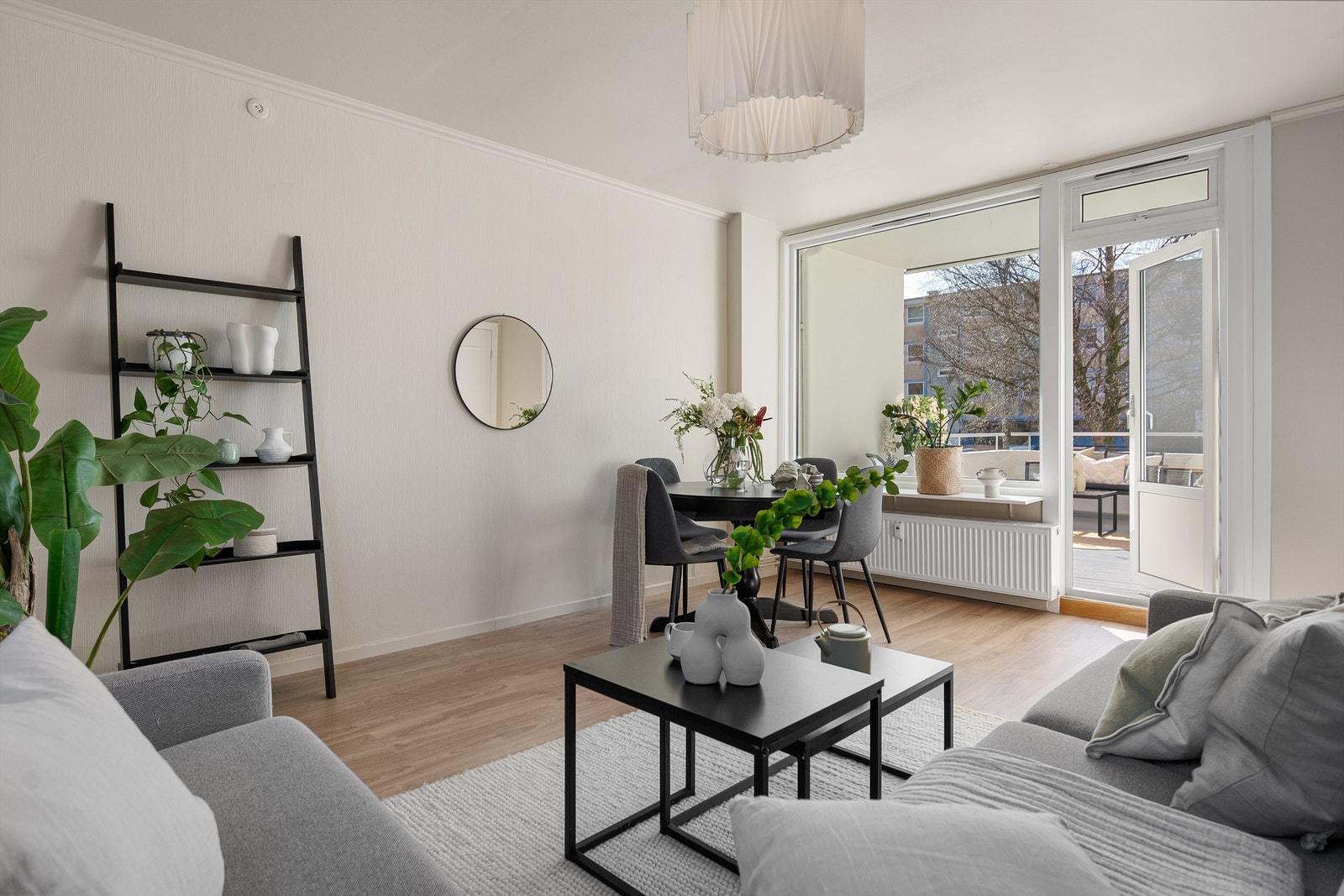 - Nymalte vegger og nytt laminatgulv i hele leiligheten - Galleribilde