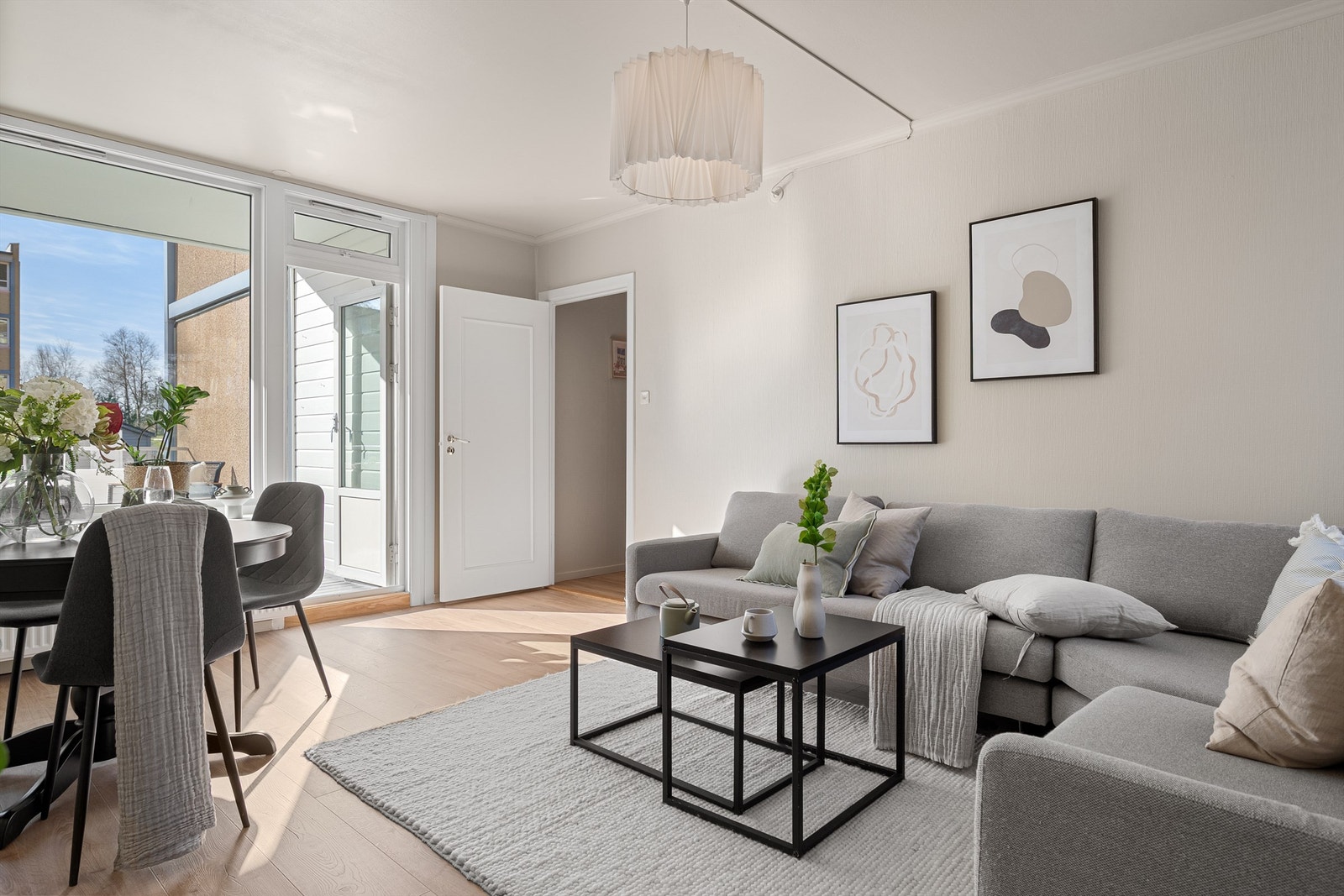 - Lys og romslig stue med plass til spisegruppe og sofakrok - Galleribilde