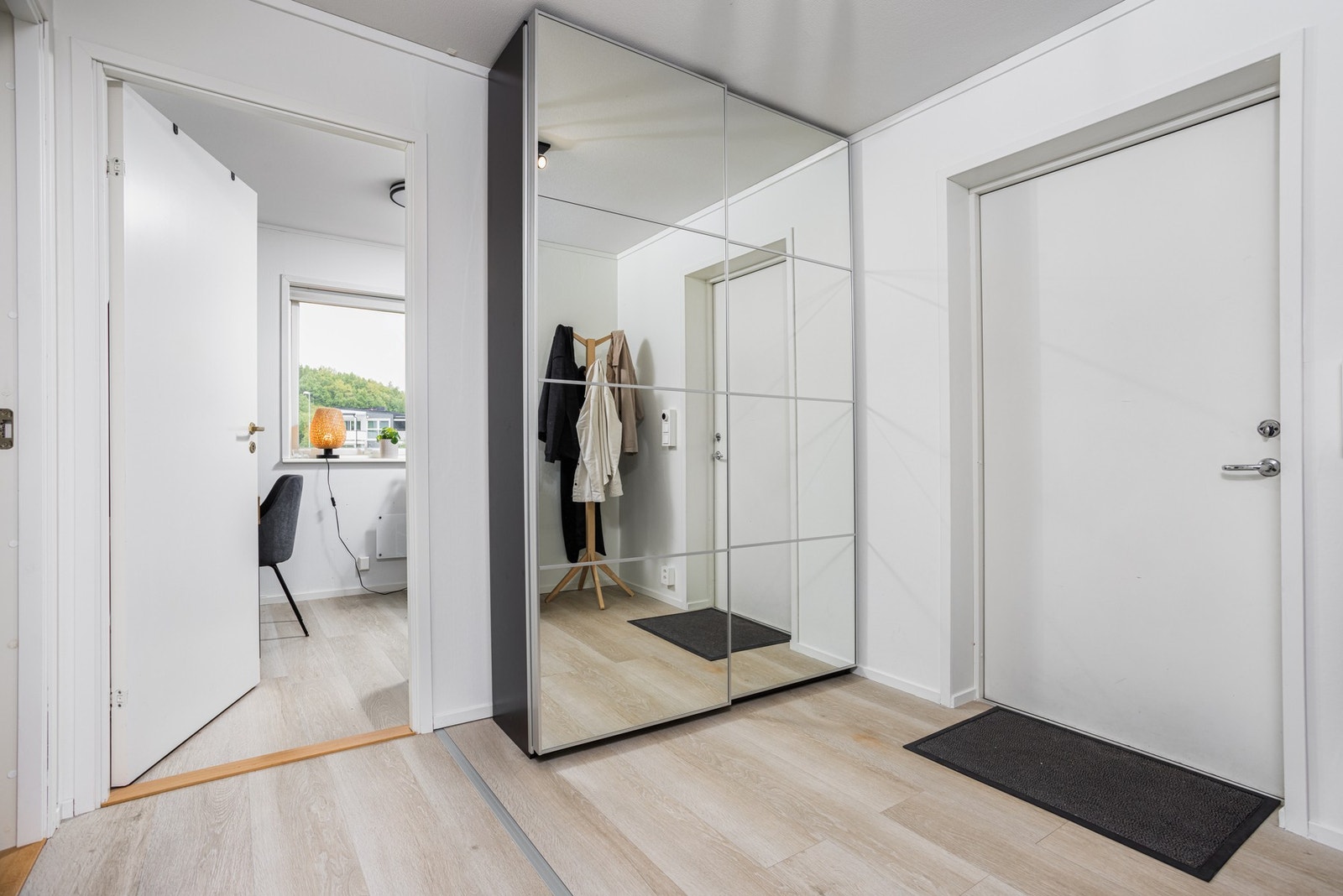 Garderobeskap for oppbevaring og godt med plass til å hengre fra seg ytterklær. Galleribilde