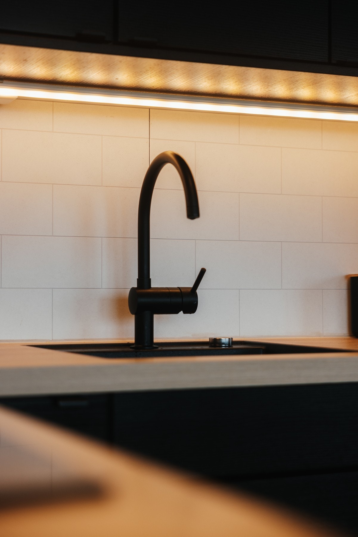 Underlimt vask gir både en fin detalje, men gjør også rengjøringen enkel! Galleribilde