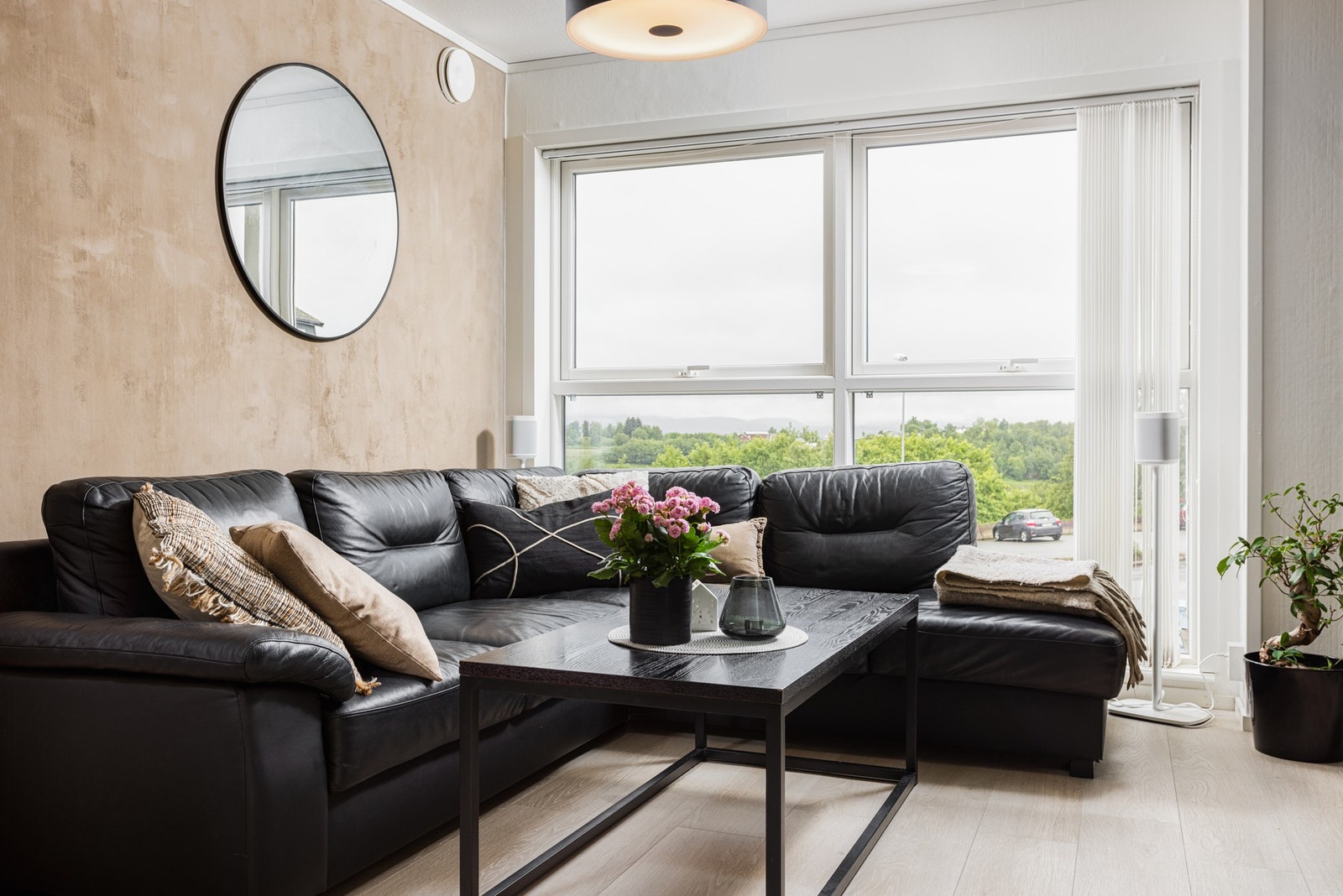 De store flotte vinduene gir godt med lysinnslip og en lite beskjeden utsikt! Galleribilde