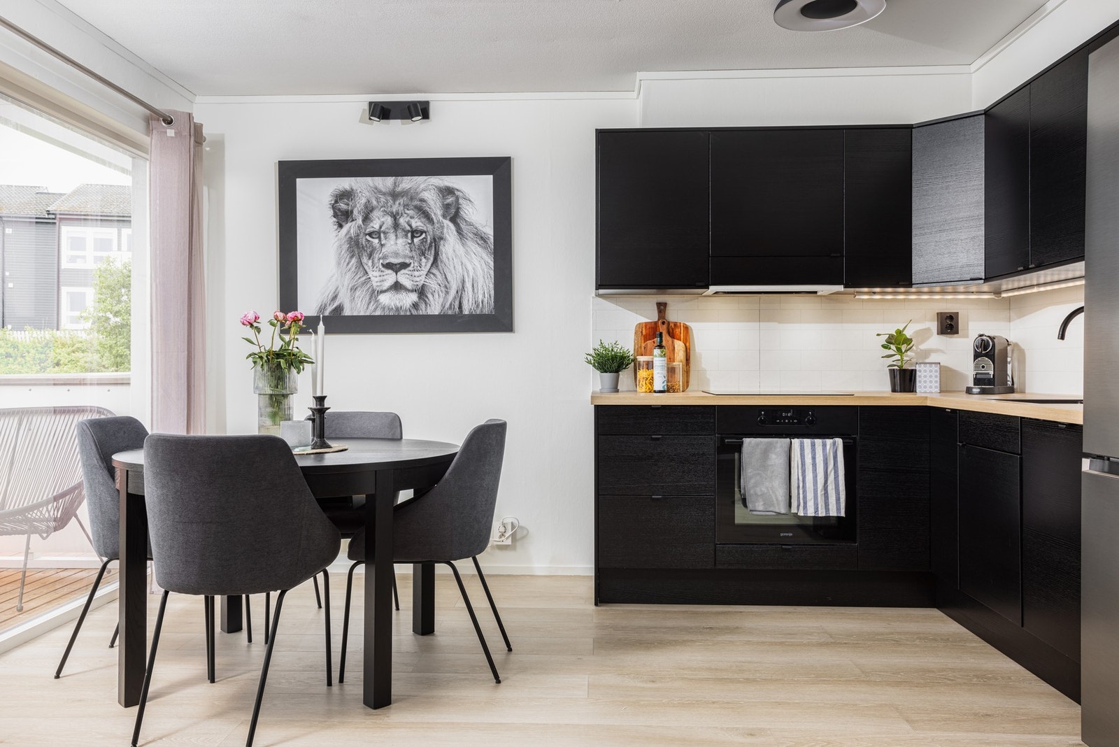 Kjøkkenet ble byttet i 2021 og er levert av Epoq. Galleribilde