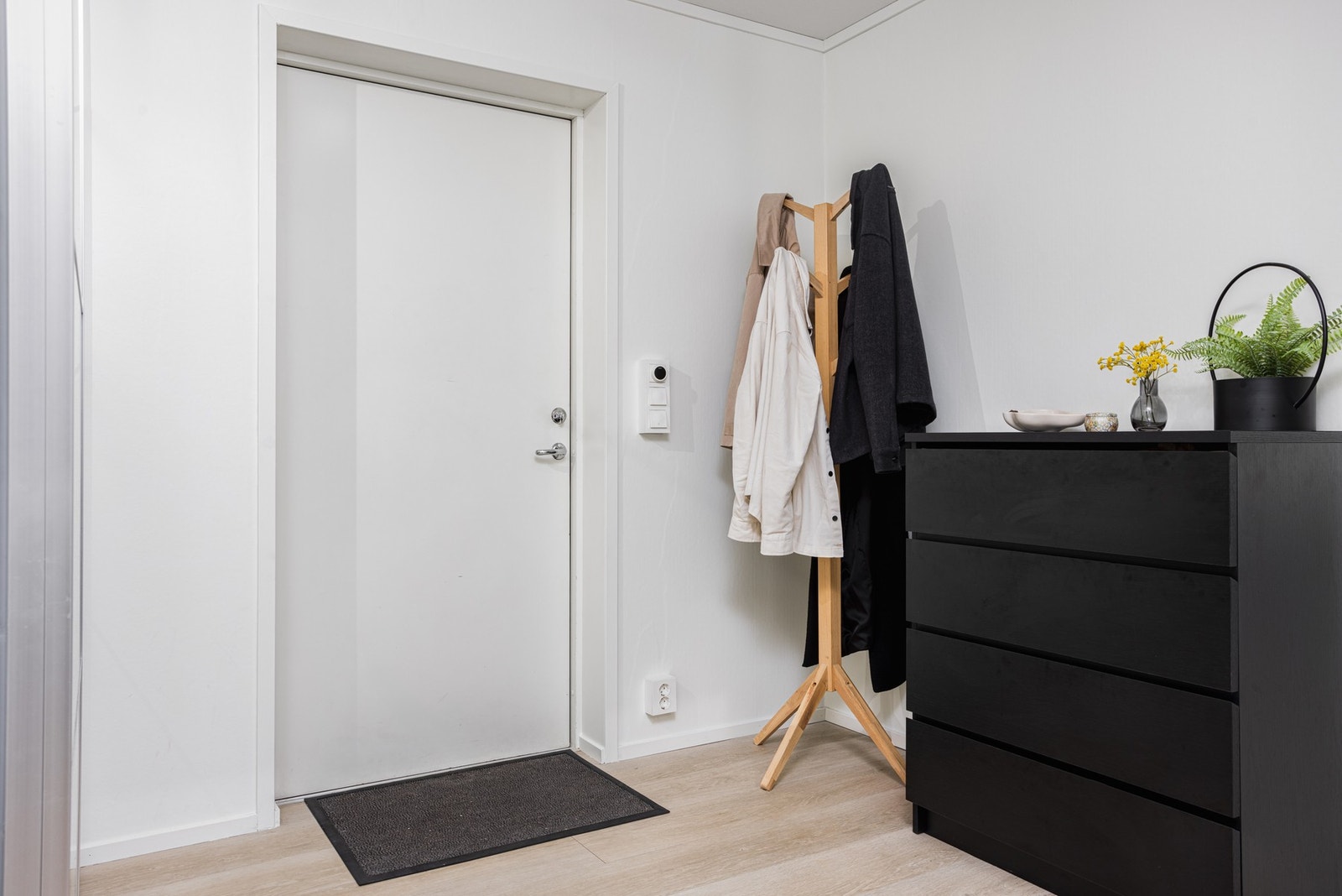 Romslig og innbydende entre med en moderne utstråling. Galleribilde