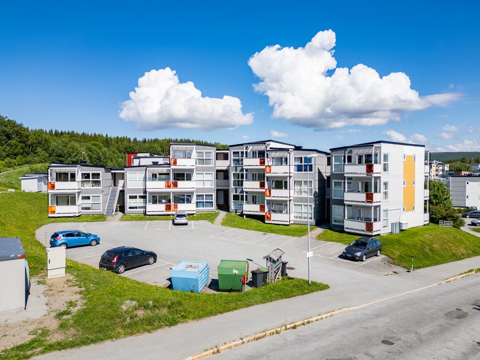 Parkering like ved bygget samt gjesteaprkering over veien. Galleribilde