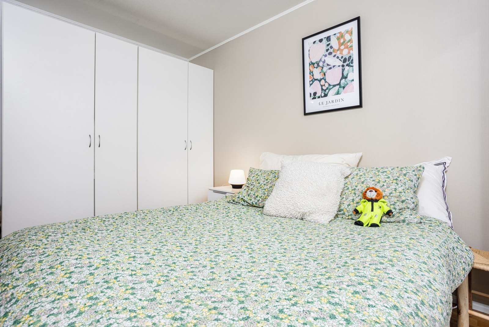 Dobbel skapinnredning gir godt med oppbevaring. Galleribilde