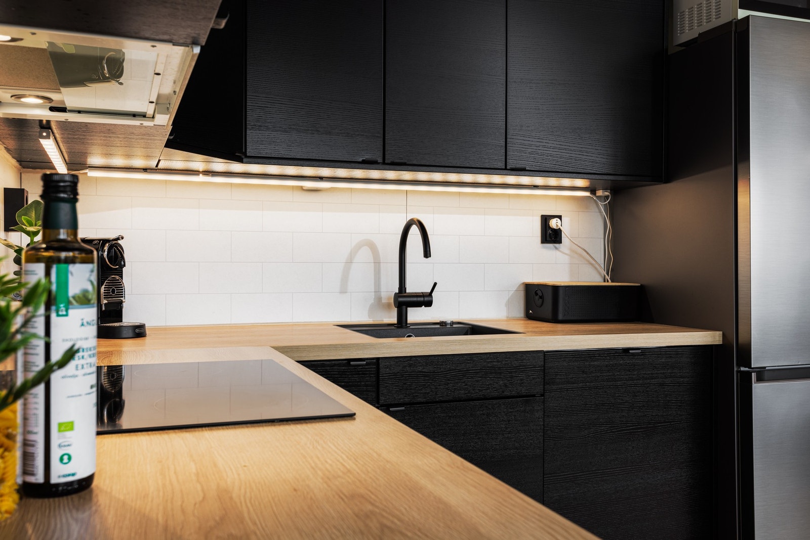 Rikelig utbygd med over- og underskap og godt med benkeareal. Galleribilde