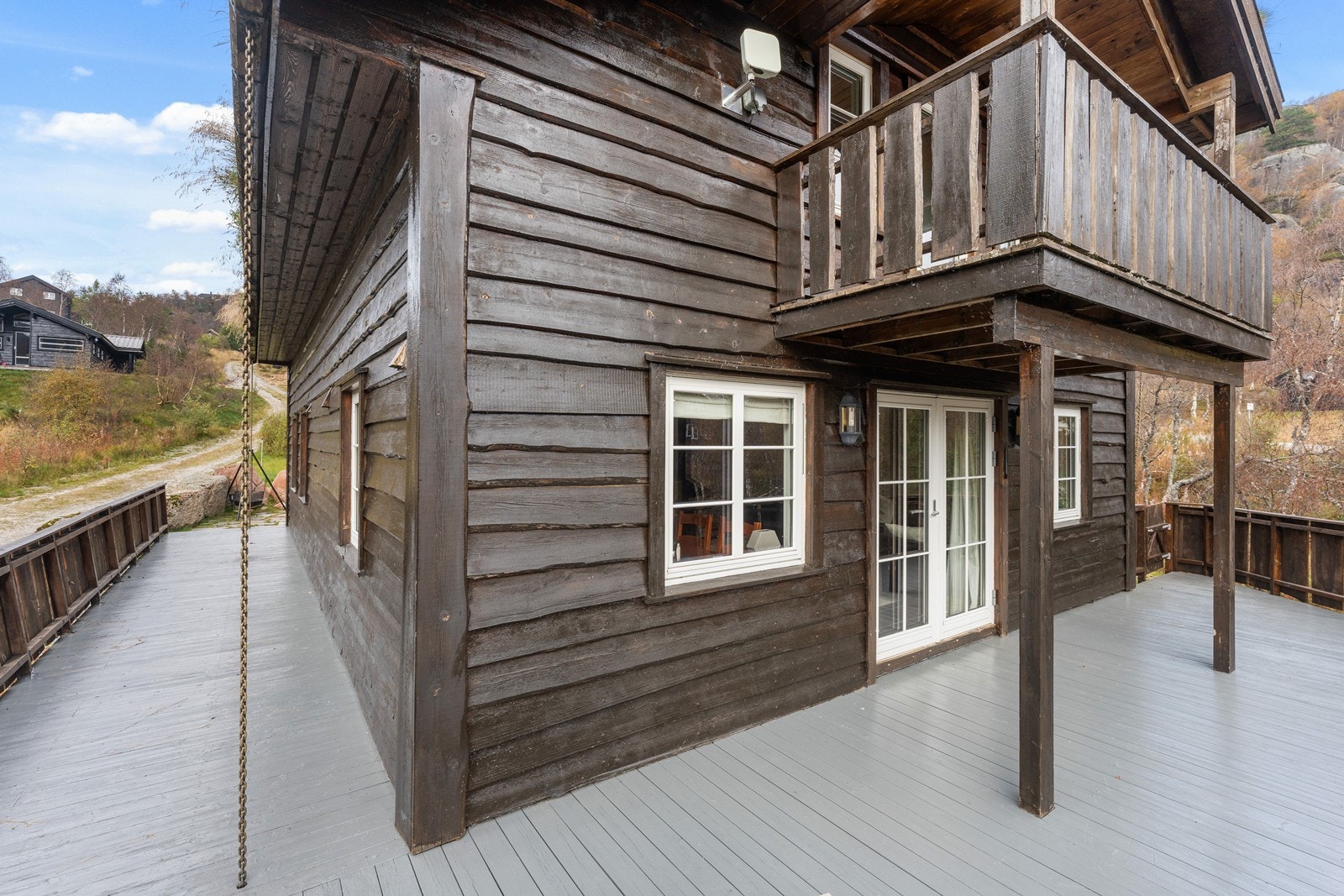 Terrassen foran hytten med utsikt rett mot alpinbakken Galleribilde