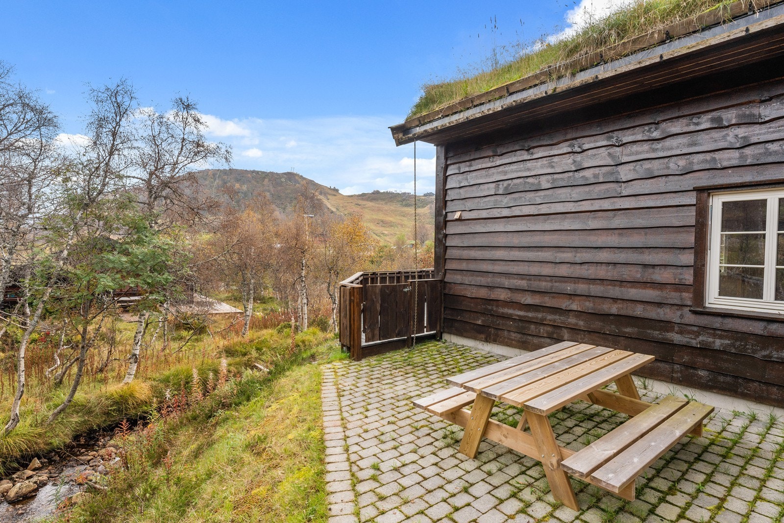 Det er opparbeidet flere sitteplasser rundt hytten Galleribilde