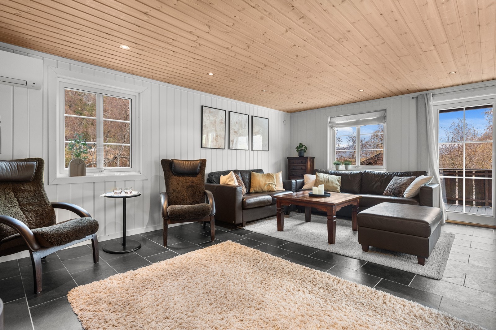 Stor og lys stue med tilgang direkte til terrassen Galleribilde