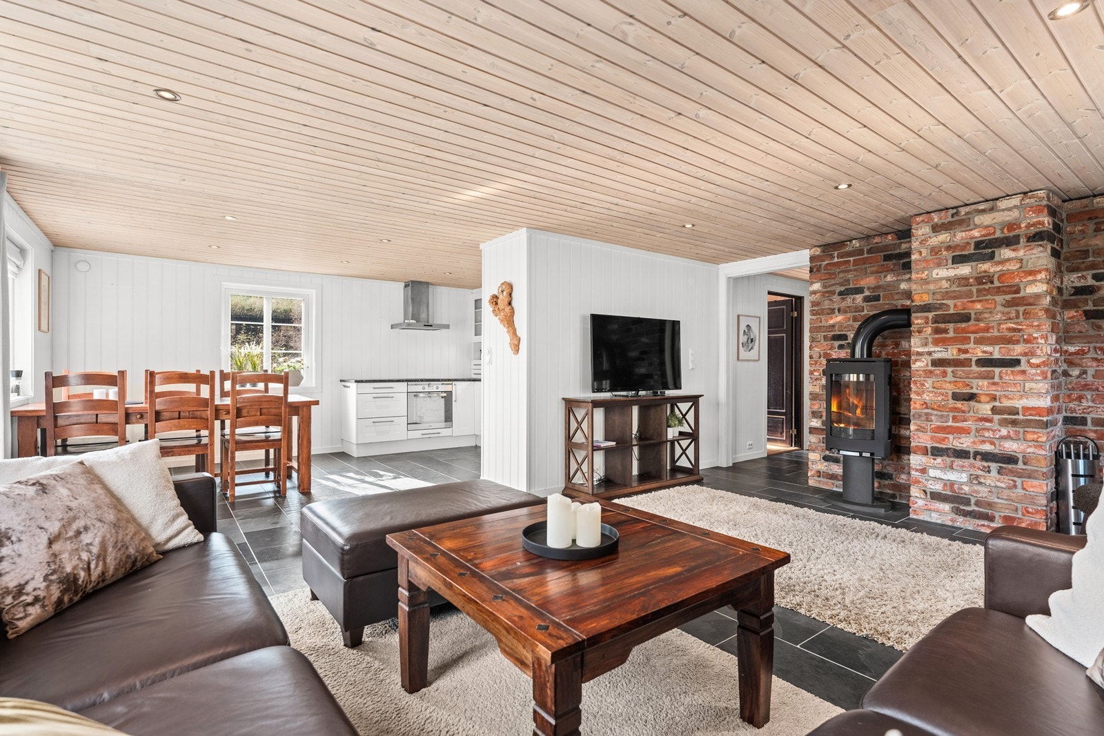 Stuen og kjøkkenet er i en delvis åpen løsning med god plass til både sofa- og spisegruppe Galleribilde