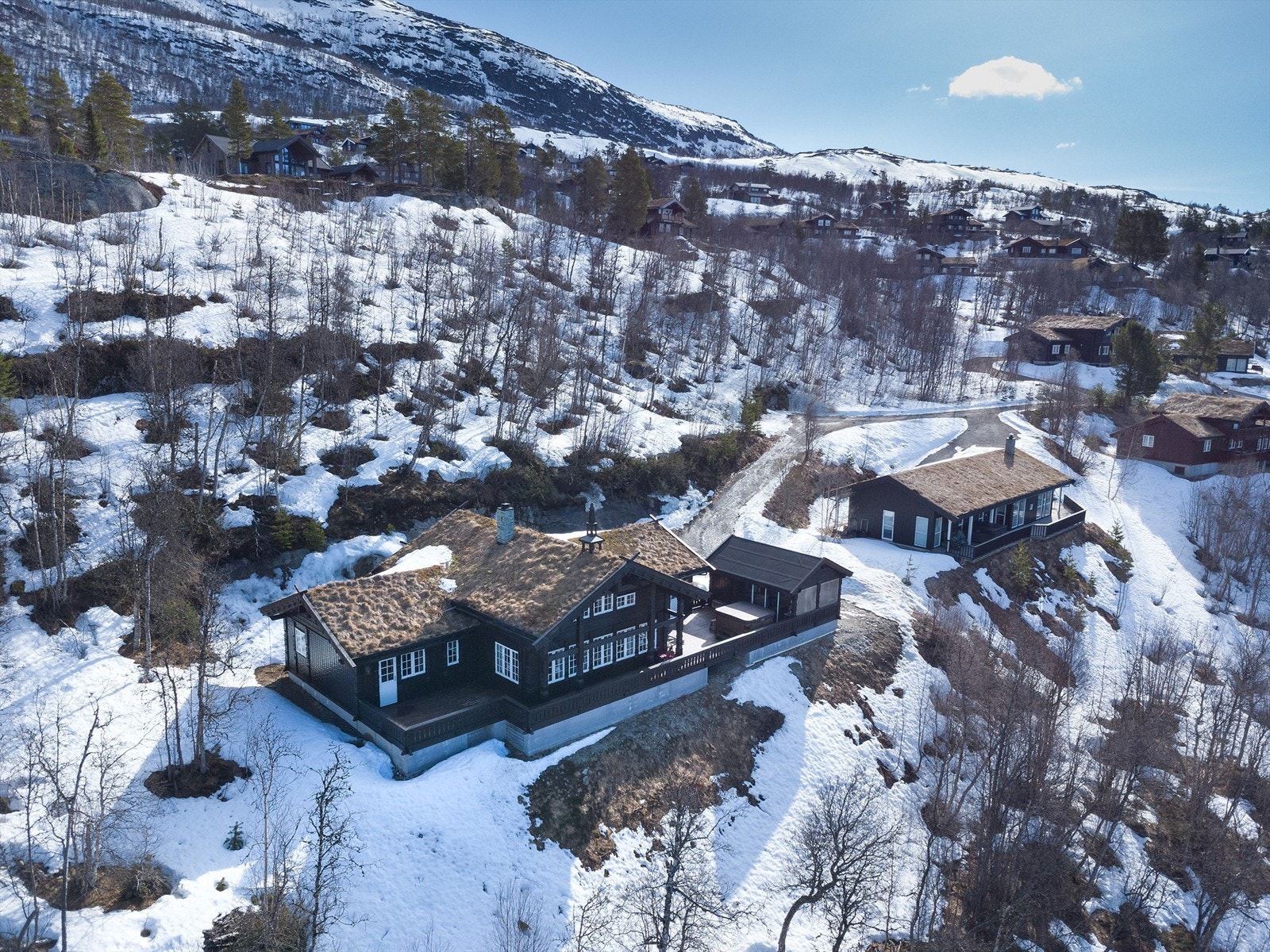 Dronebilde av hytten Galleribilde