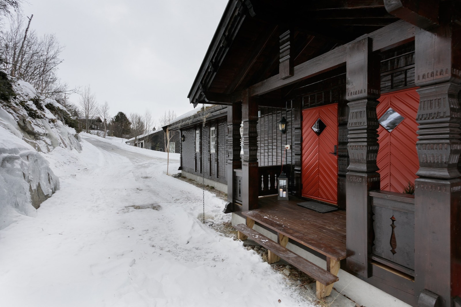 Overbygd inngangsparti og adkomst mot nord. Galleribilde