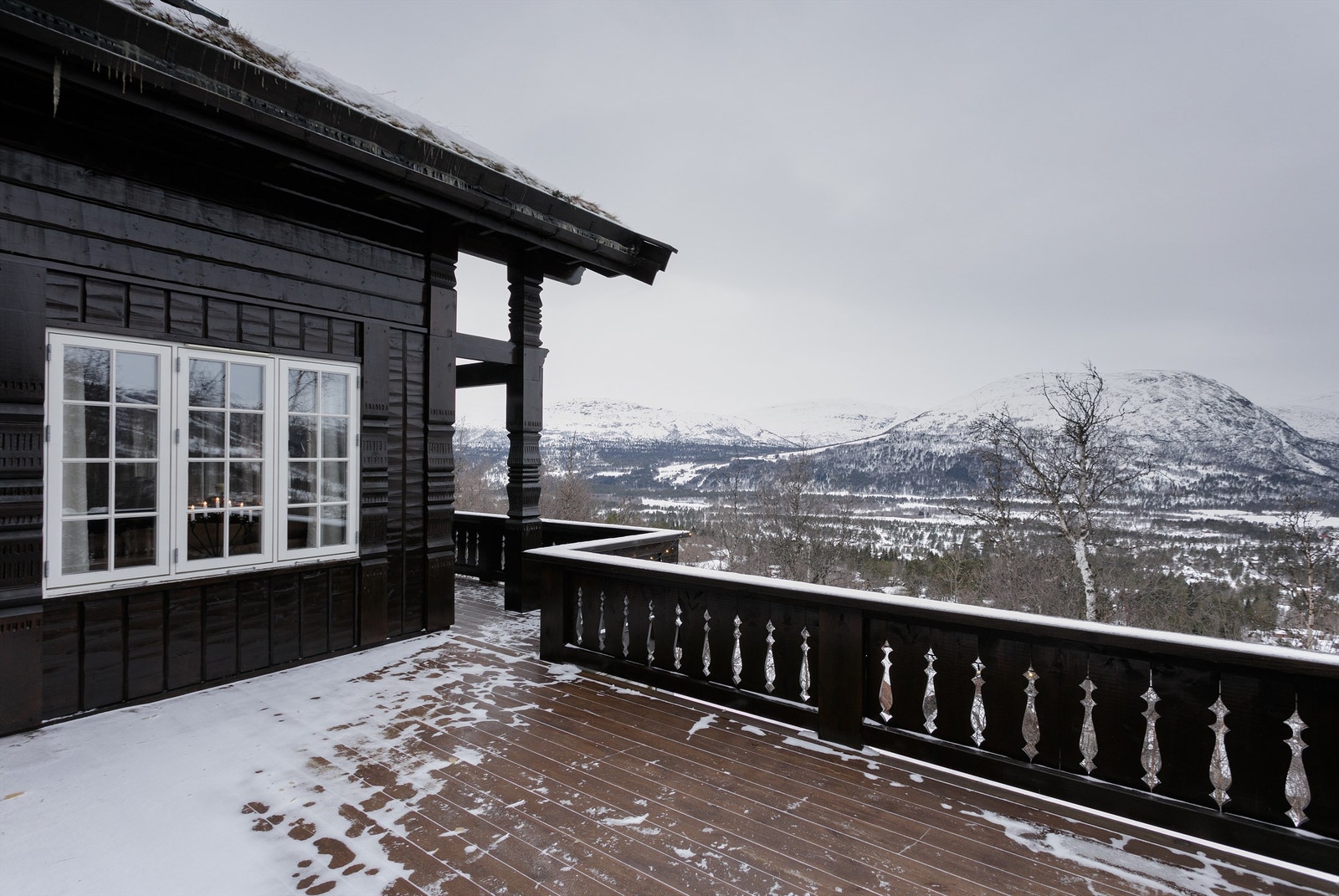 Flott utsikt fra den store terrassen som strekker seg rundt hytten, tilsammen ca. 75 kvm Galleribilde