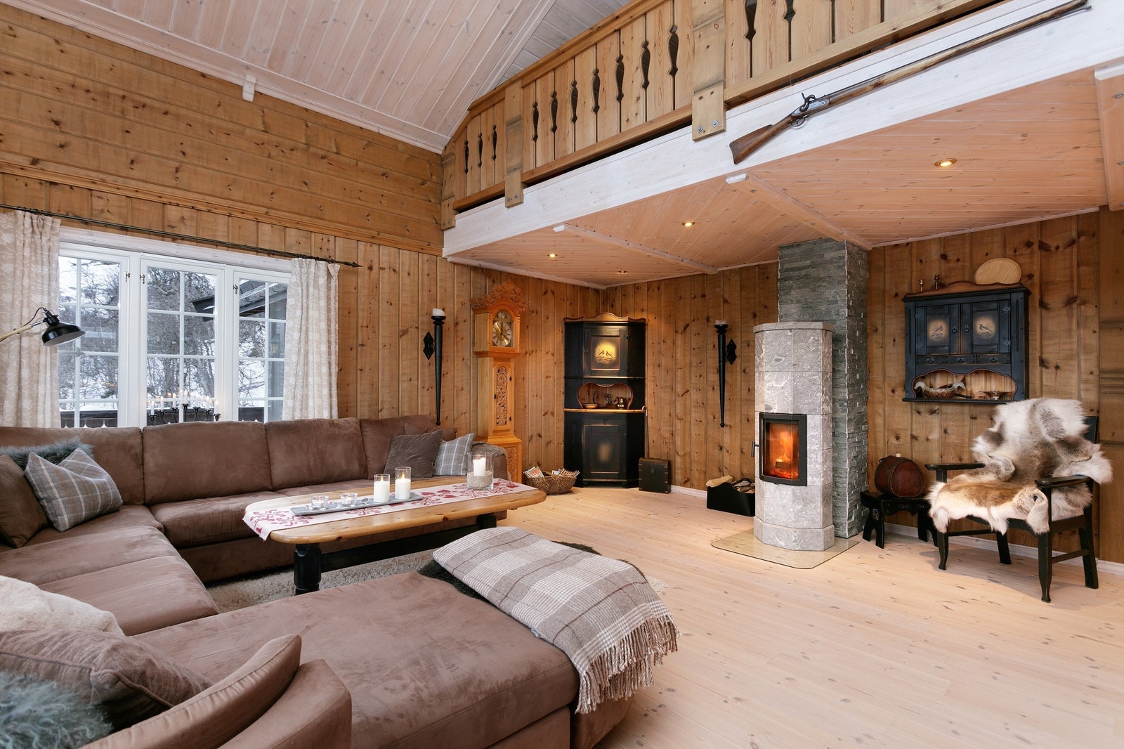 Flott kledersteinspeis på stuen. Åpen opp til loftstue med rekkverk ned til stue Galleribilde