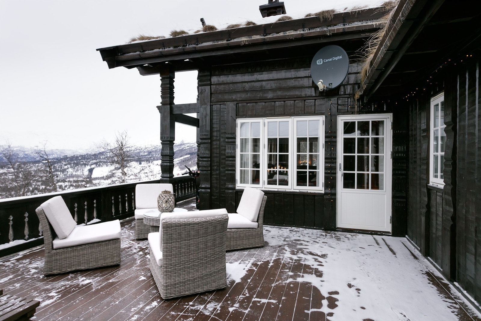 Stor og romslig terrasse rundt deler av hytten på tilsammen ca. 75 kvm Galleribilde