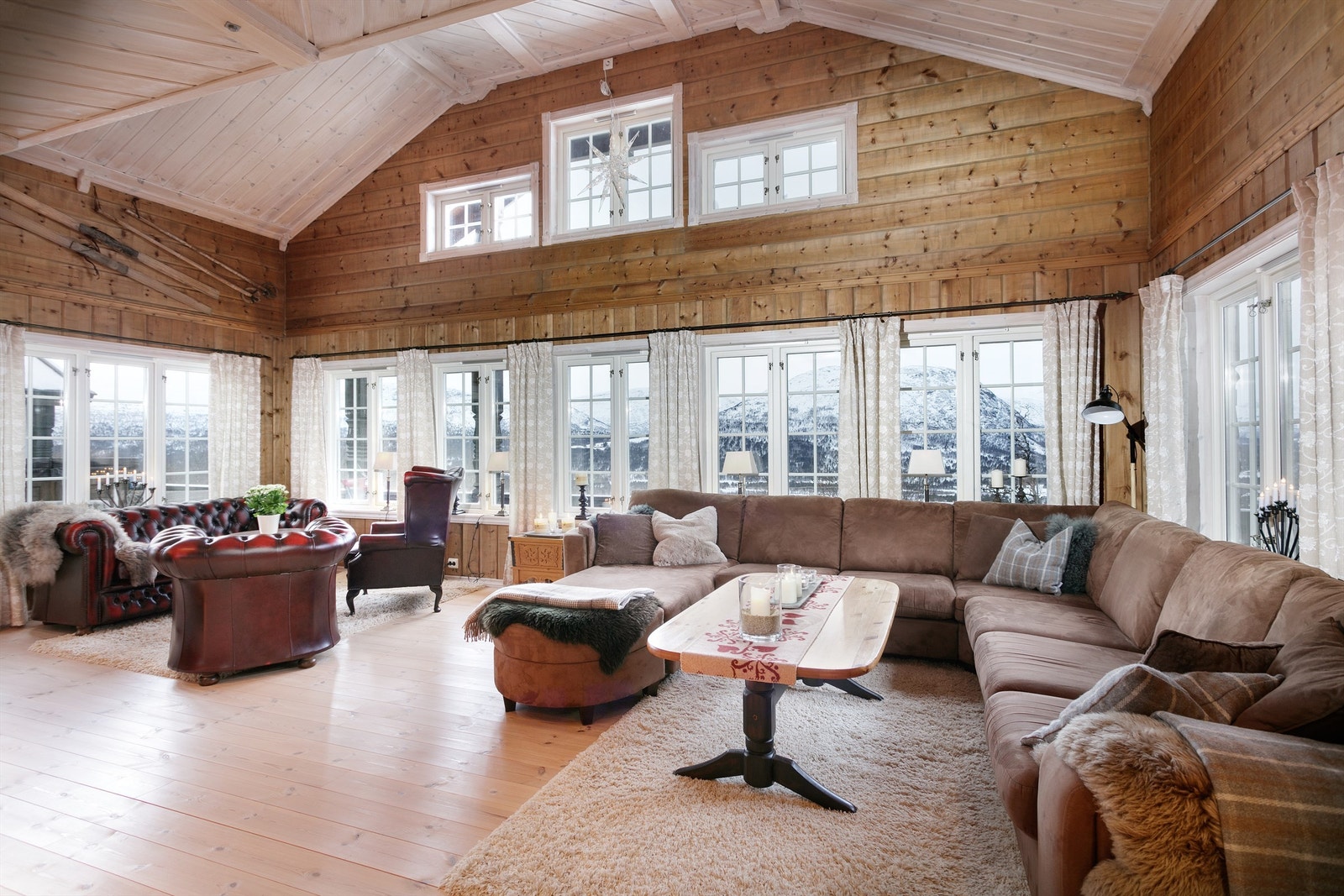 Det er gode lysforhold på stuen og store vindusflater som gir godt med lysinnslipp Galleribilde