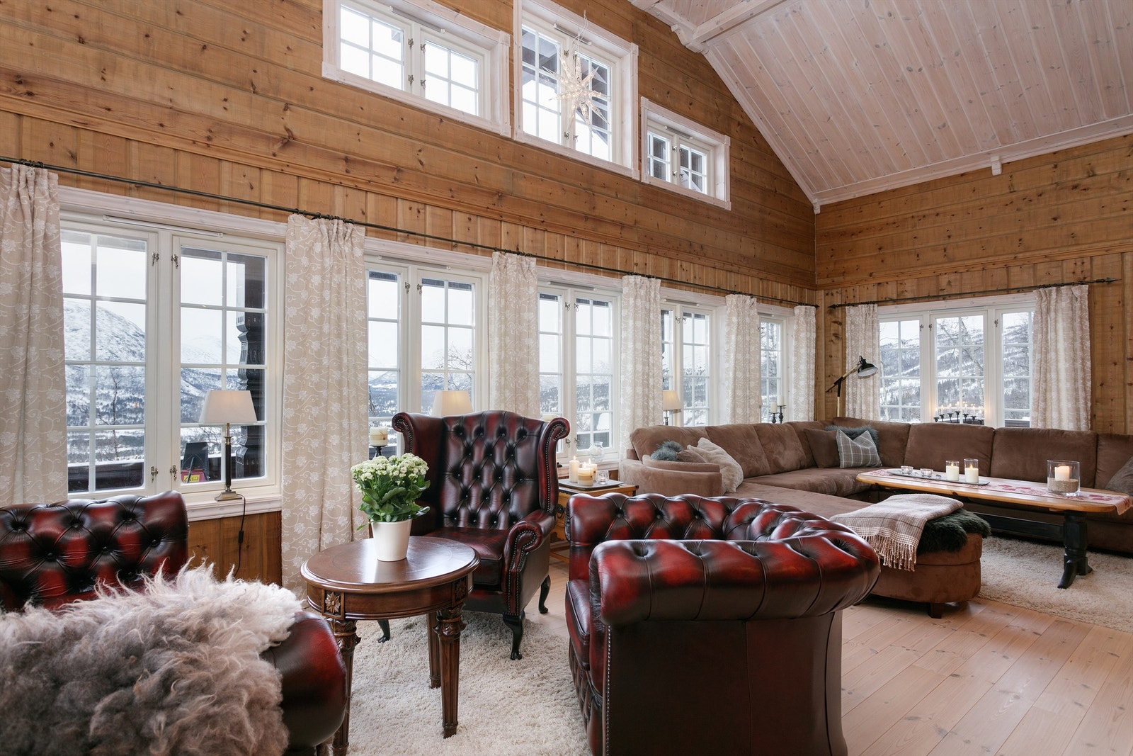 Det er god plas stil flere soner og sittegrupper på stuen Galleribilde