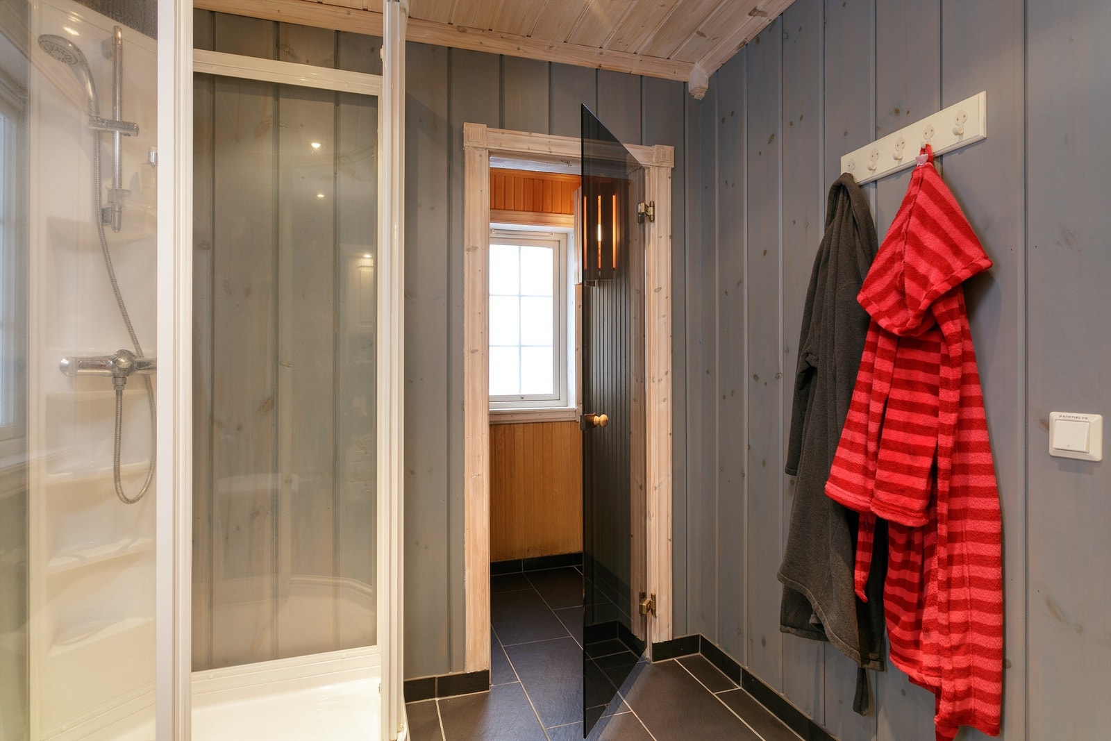 Fra bad nr. 2 er det dør til badstu. Galleribilde