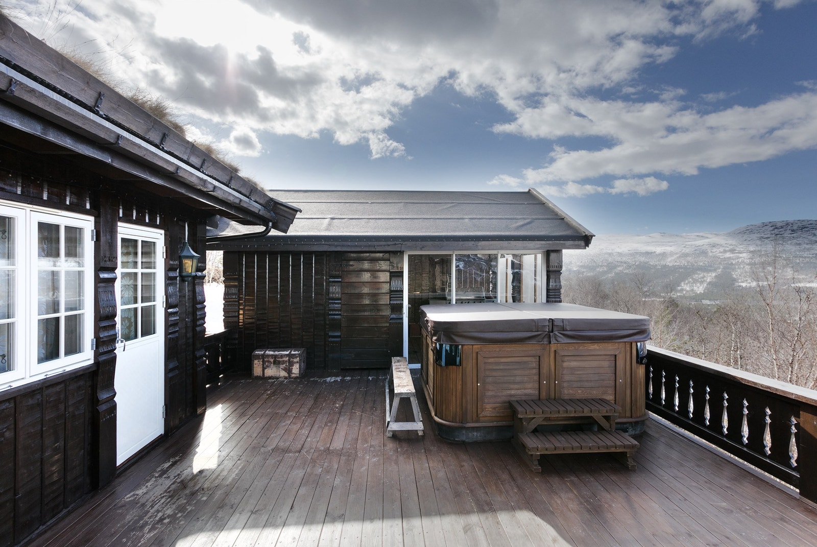 Det er oppført utestue på terrassen mot øst (ikke byggemeldt) Galleribilde