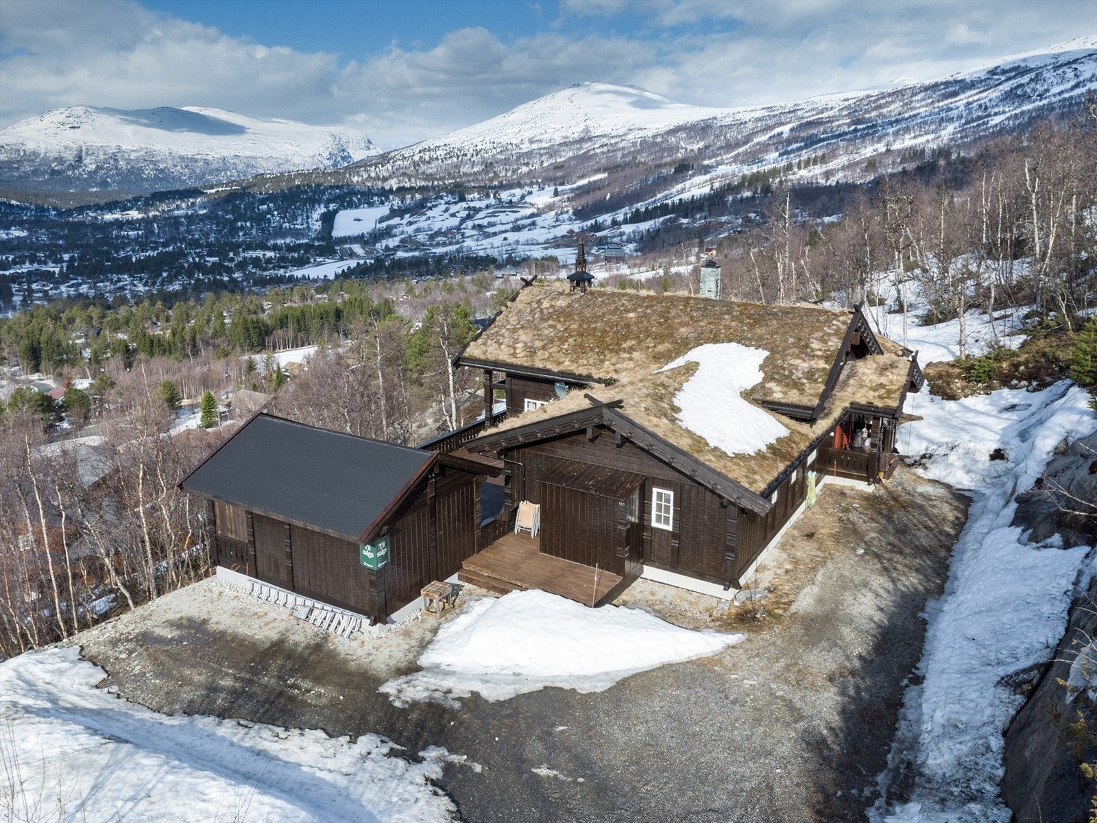 Dronebilde fasade og adkomst Galleribilde