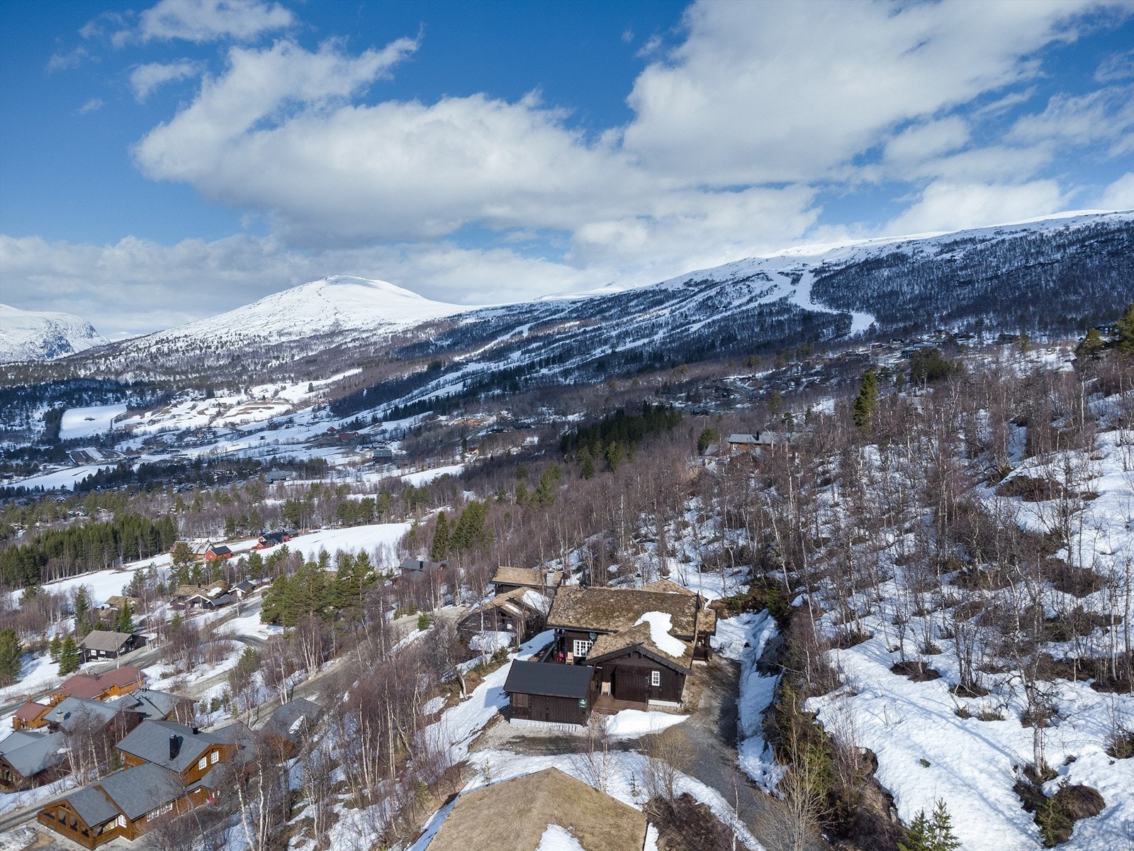 Droneblde over hytten - skitrekket og alpinbakken i bakgrunnen Galleribilde