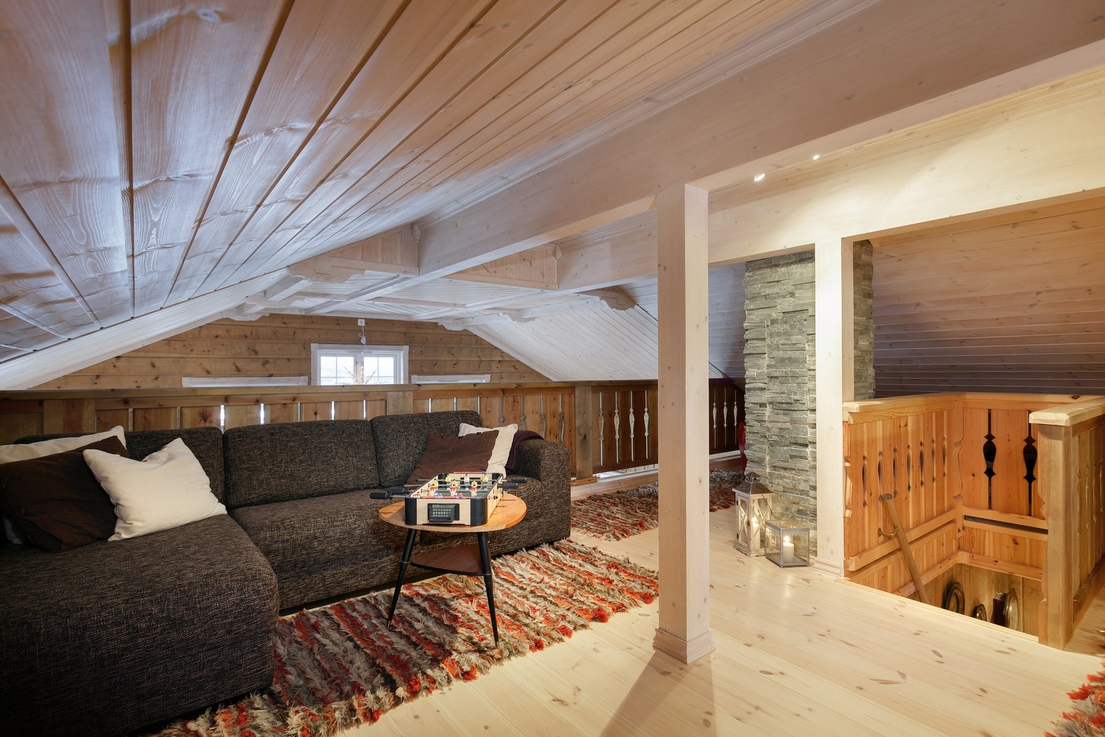 Loftstue med rekkverk/åpning mot stue i 1. etasje Galleribilde