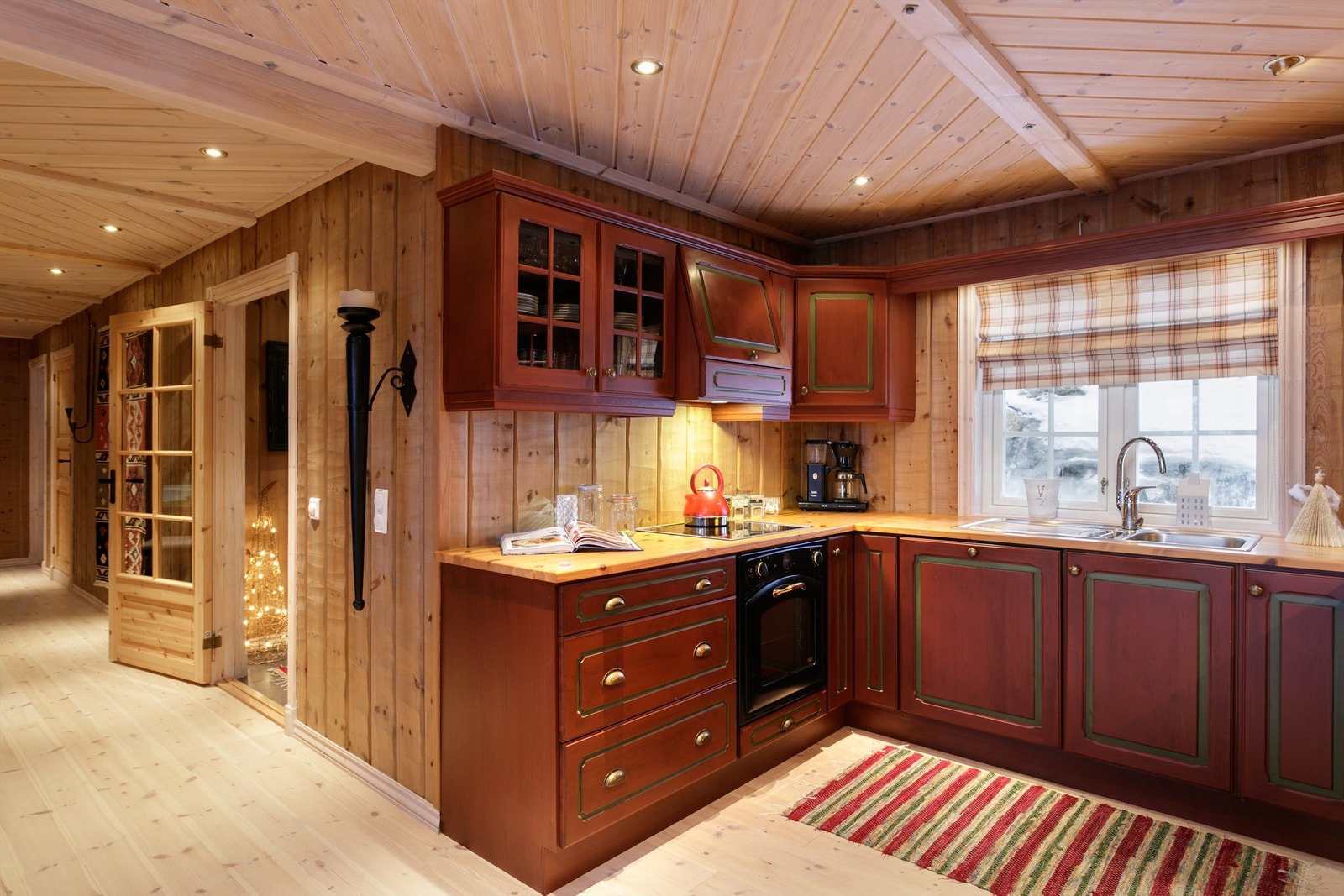 Kjøkkenet har kjøleskap, oppvaskmaskin, komfyr, platetopp, micro og stekeovn. Kjøkkenventilator med avtrekk ut. Galleribilde