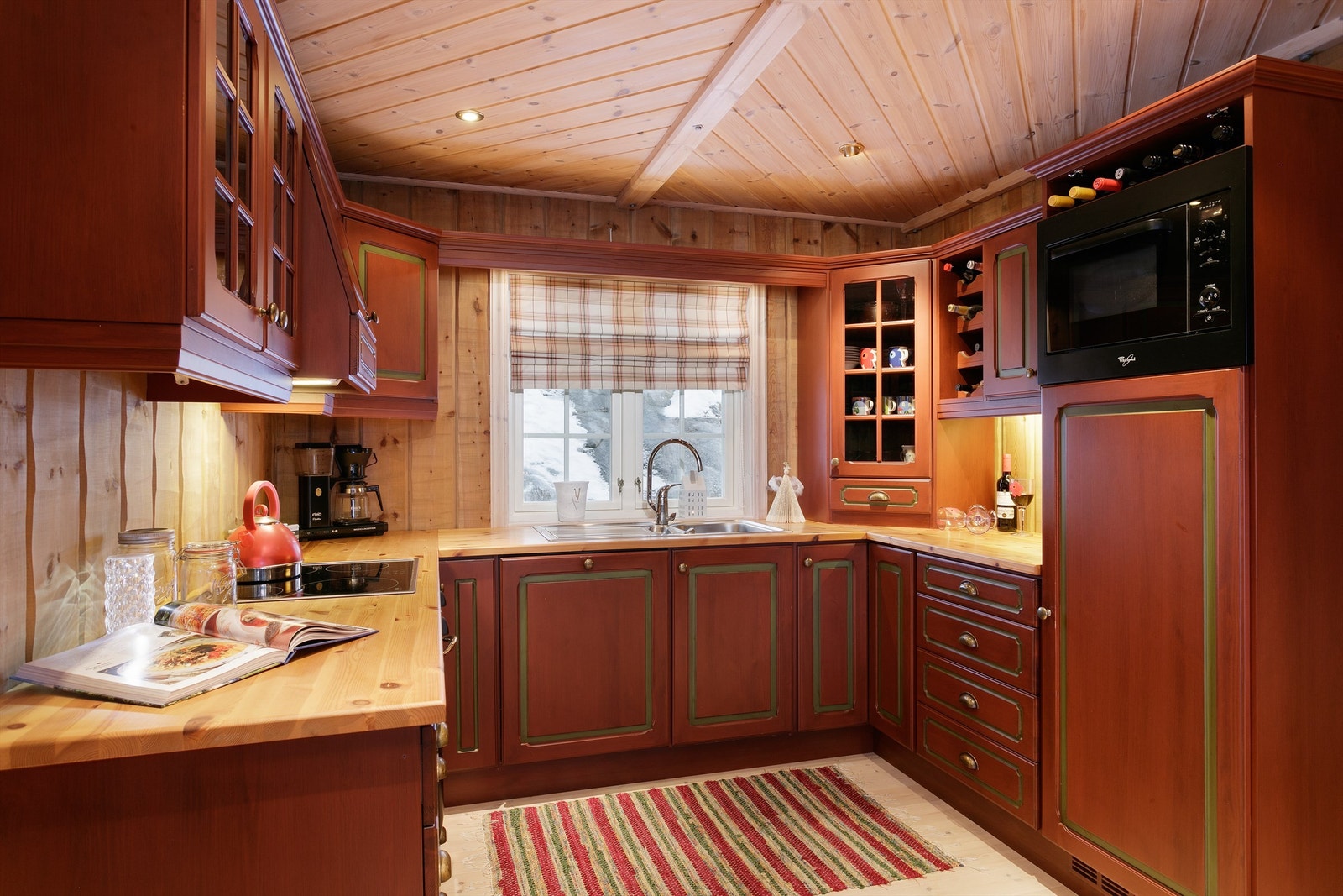 Heltre kjøkken med profilerte fronter og heltre benkeplate. Galleribilde