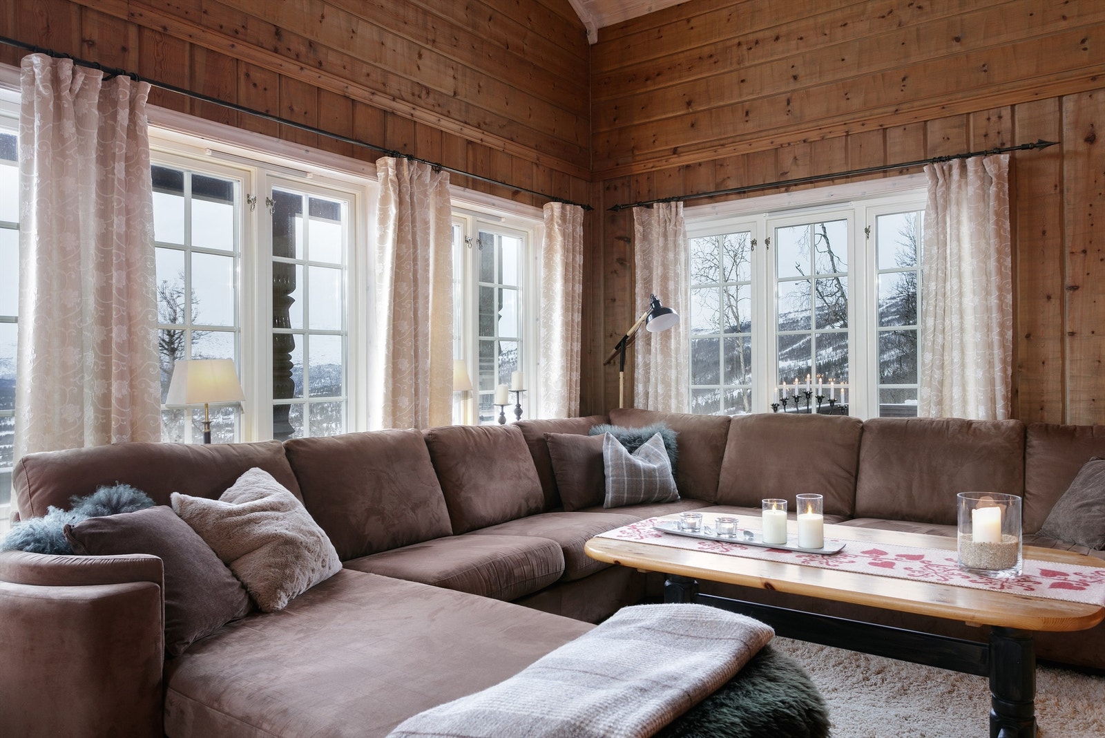 Stor og romslig sofakrok på stuen Galleribilde