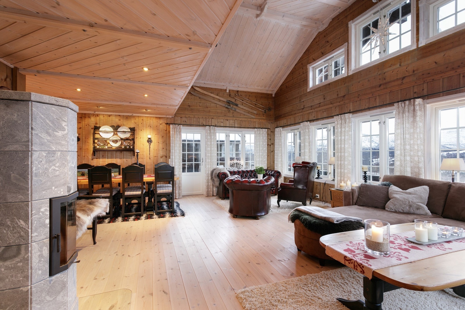 Stor og romslig stue/spisestue med åpen løsning til kjøkken. Galleribilde