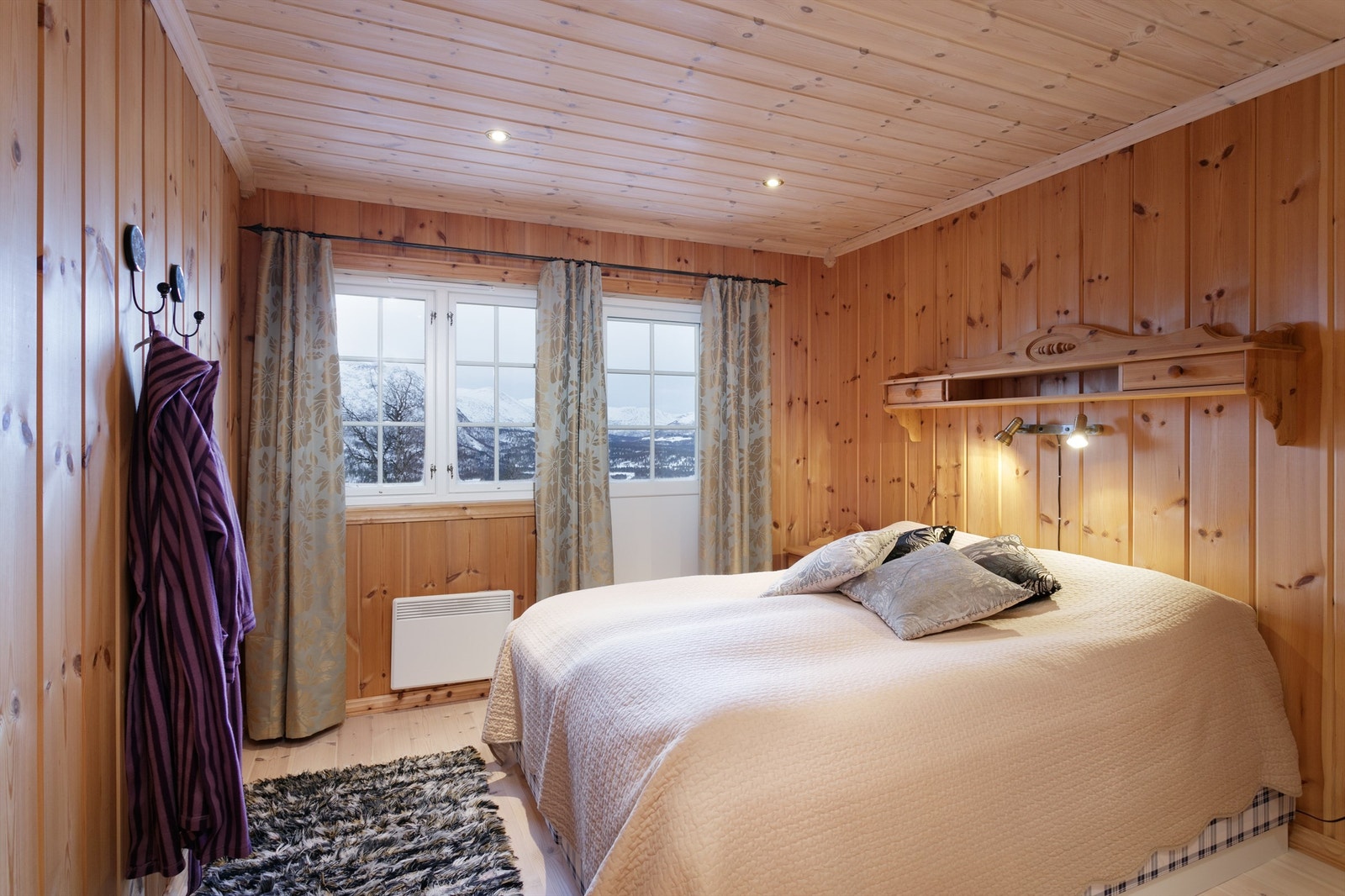 Soverom 1 mot vest har furugulv, panel på vegger og tak. Galleribilde