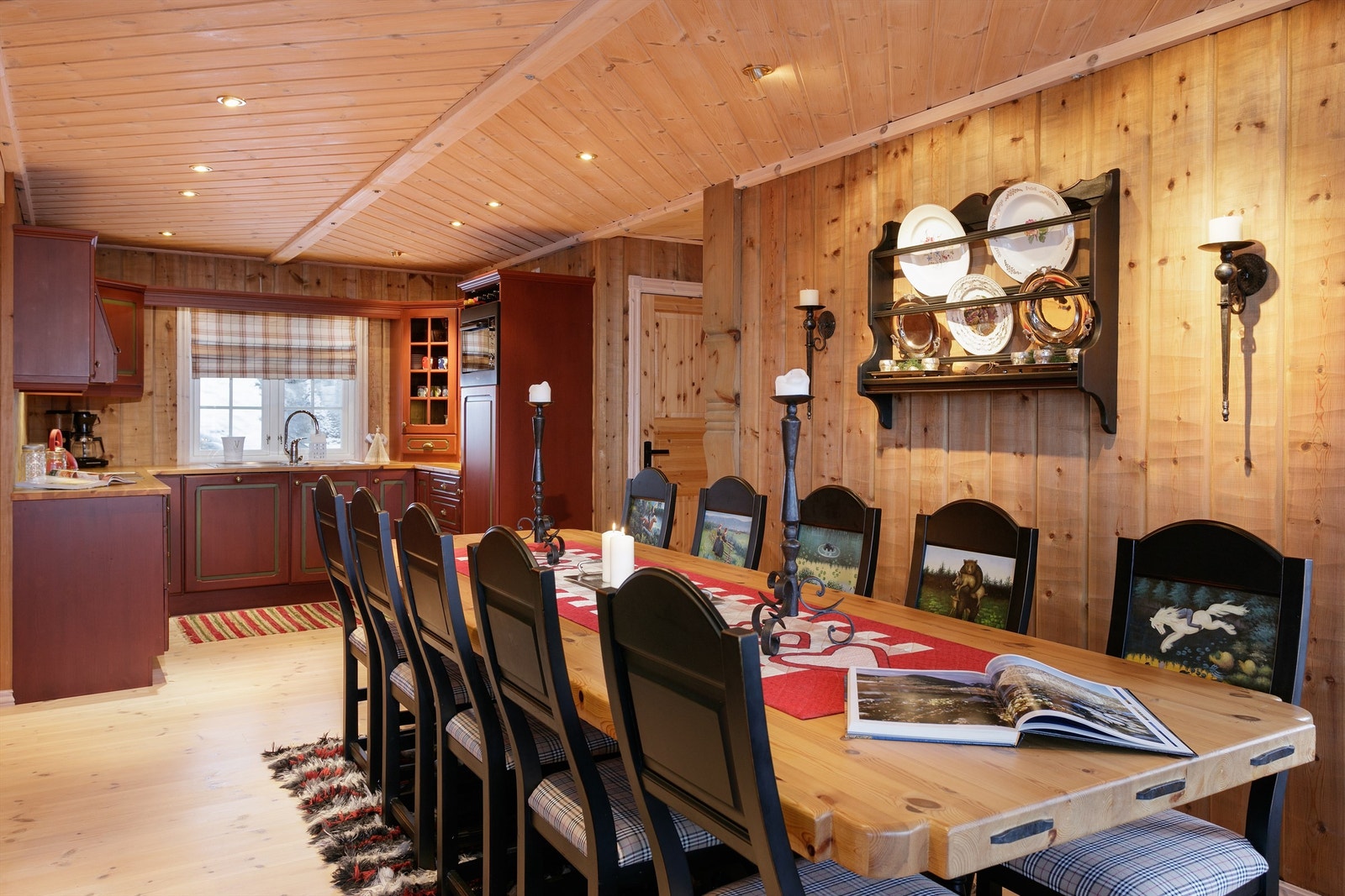 Det er god plass til stor og romslig spisestue i tilknytning til kjøkken Galleribilde