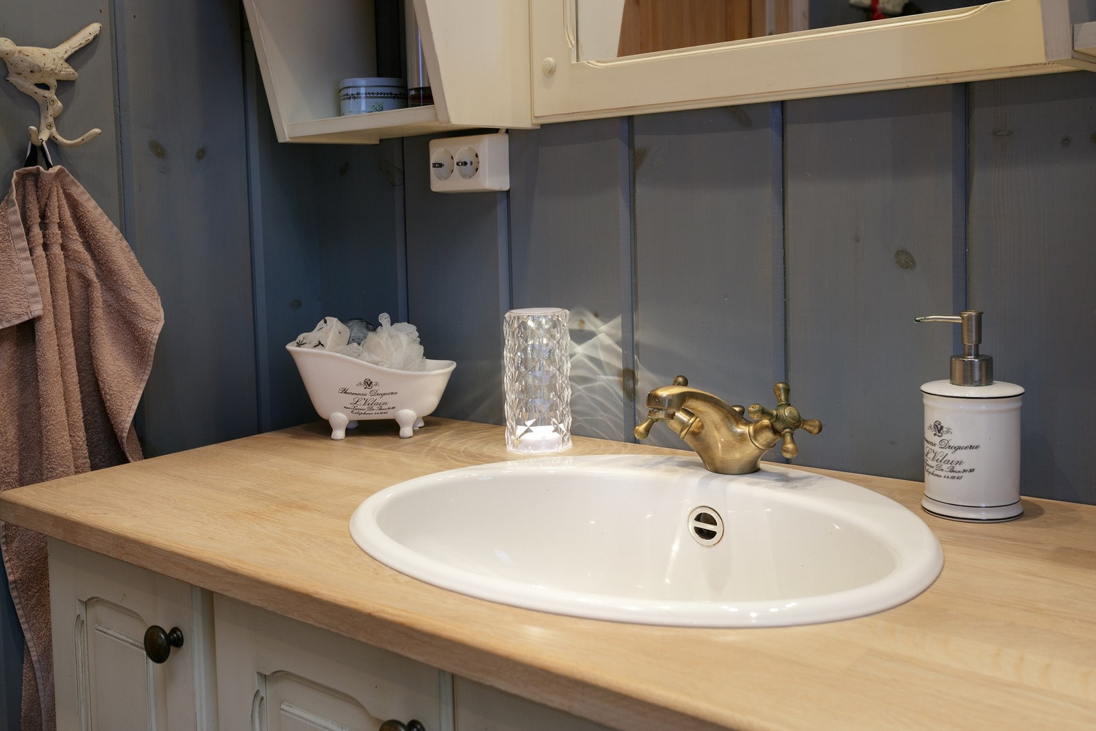 Detaljefoto fra bad nr. 2 - nedfelt servant med to-greps armatur Galleribilde