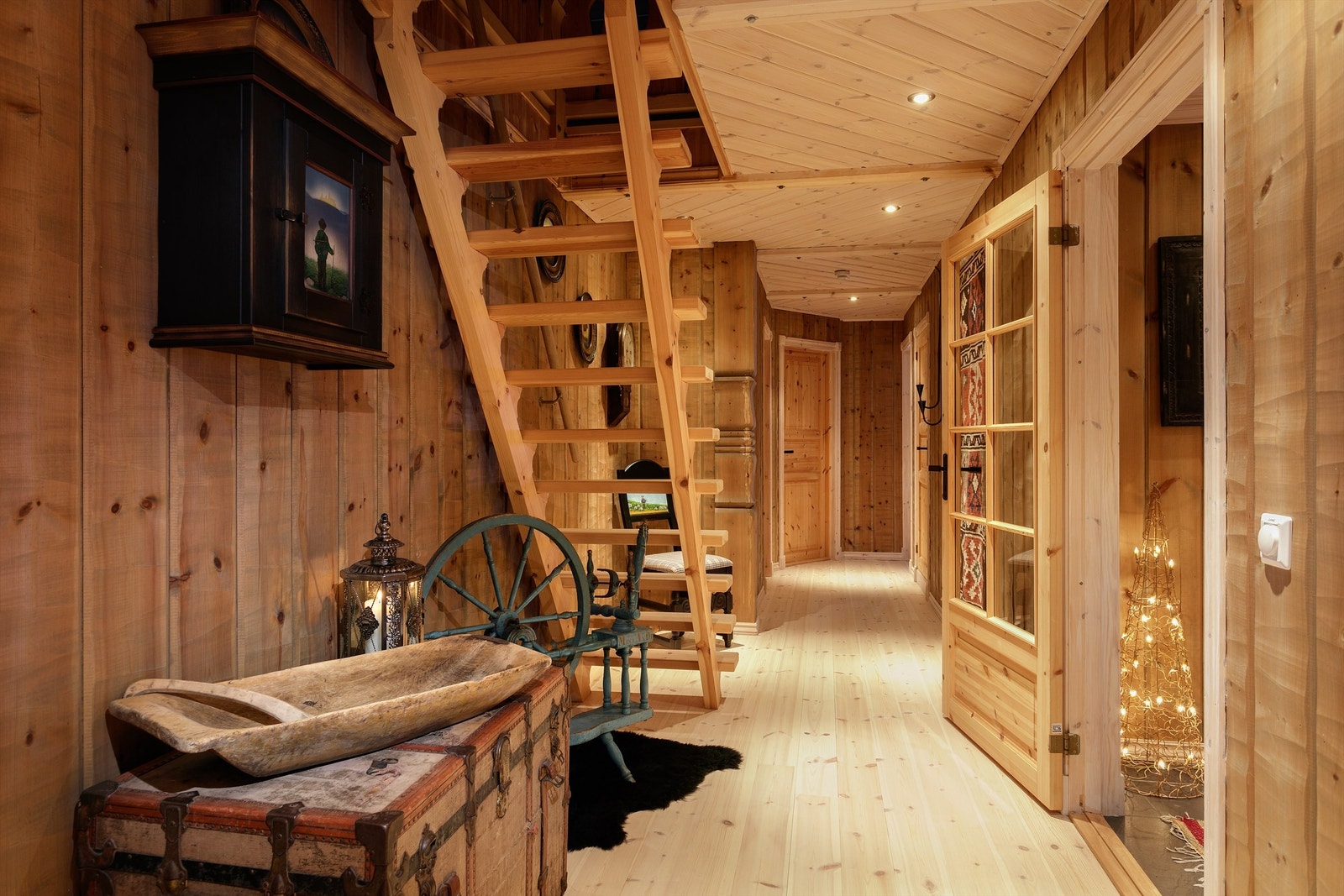 Romslig hall/gang med trapp til 2. etasje Galleribilde