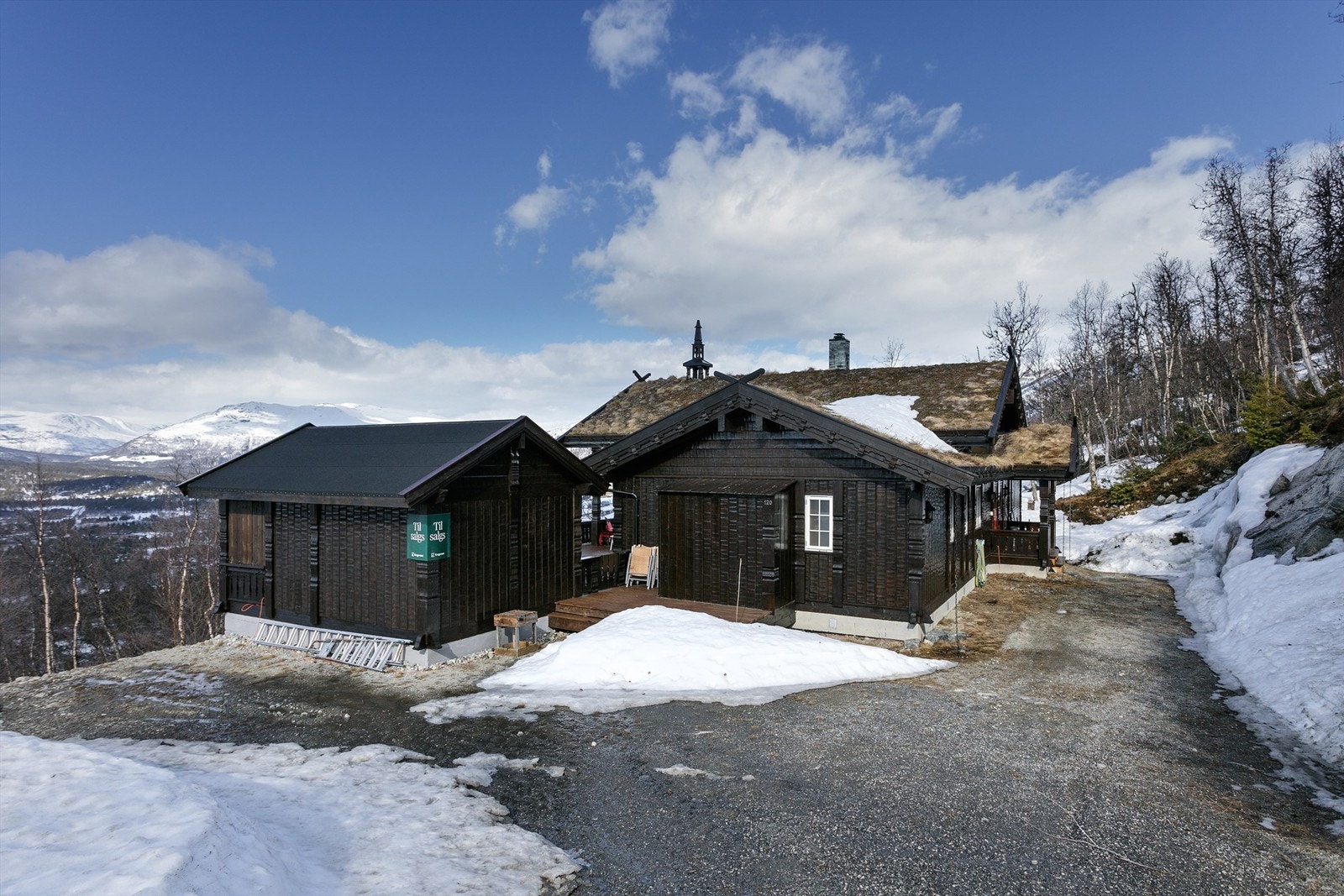 Fasade og adkomst til hytten med gode parkeringsmuligheter Galleribilde