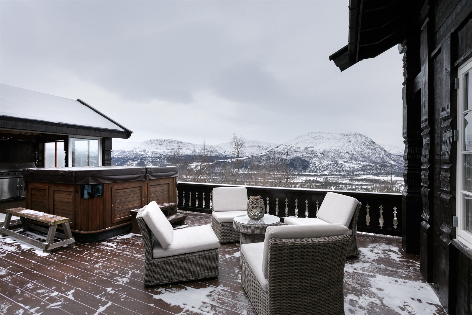 Det er også utendørs jacuzzi på terrassen. Flott utsikt over Bjorli Galleribilde
