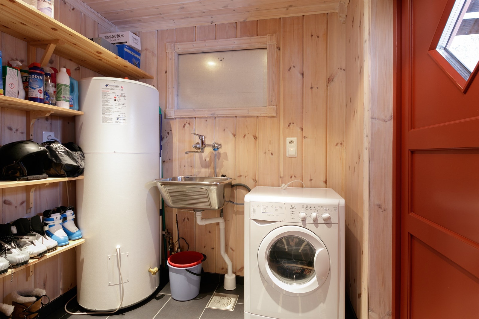 Vaskerom med egen utgang. Fastmonterte hyller med gode oppbevaringsmuligheter Galleribilde