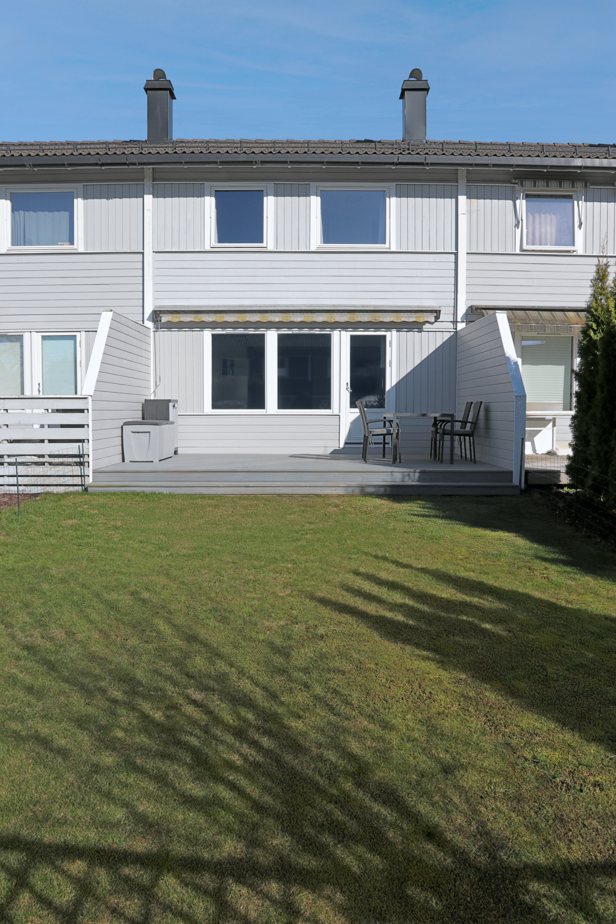 Rekkehus med herlig hage og nydelige solforhold. Hagen og terrassen er godt skjermet Galleribilde