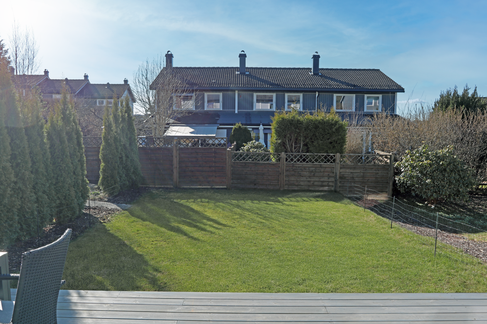 I 2021 ble det bygget ny terrasse og skillevegger som erstattet det gamle. Hagens terreng ble planert og nytt gress ble sådd. Galleribilde