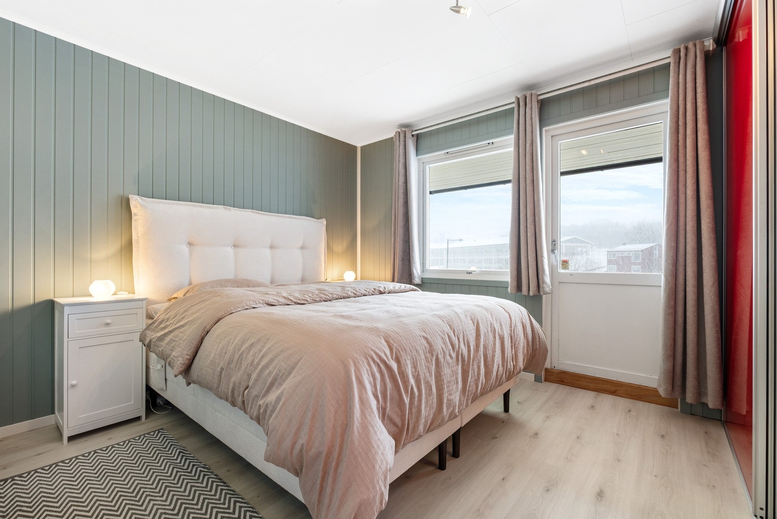 Hovedsoverommet er av god størrelse med en stor skyvedørsgarderobe. Galleribilde