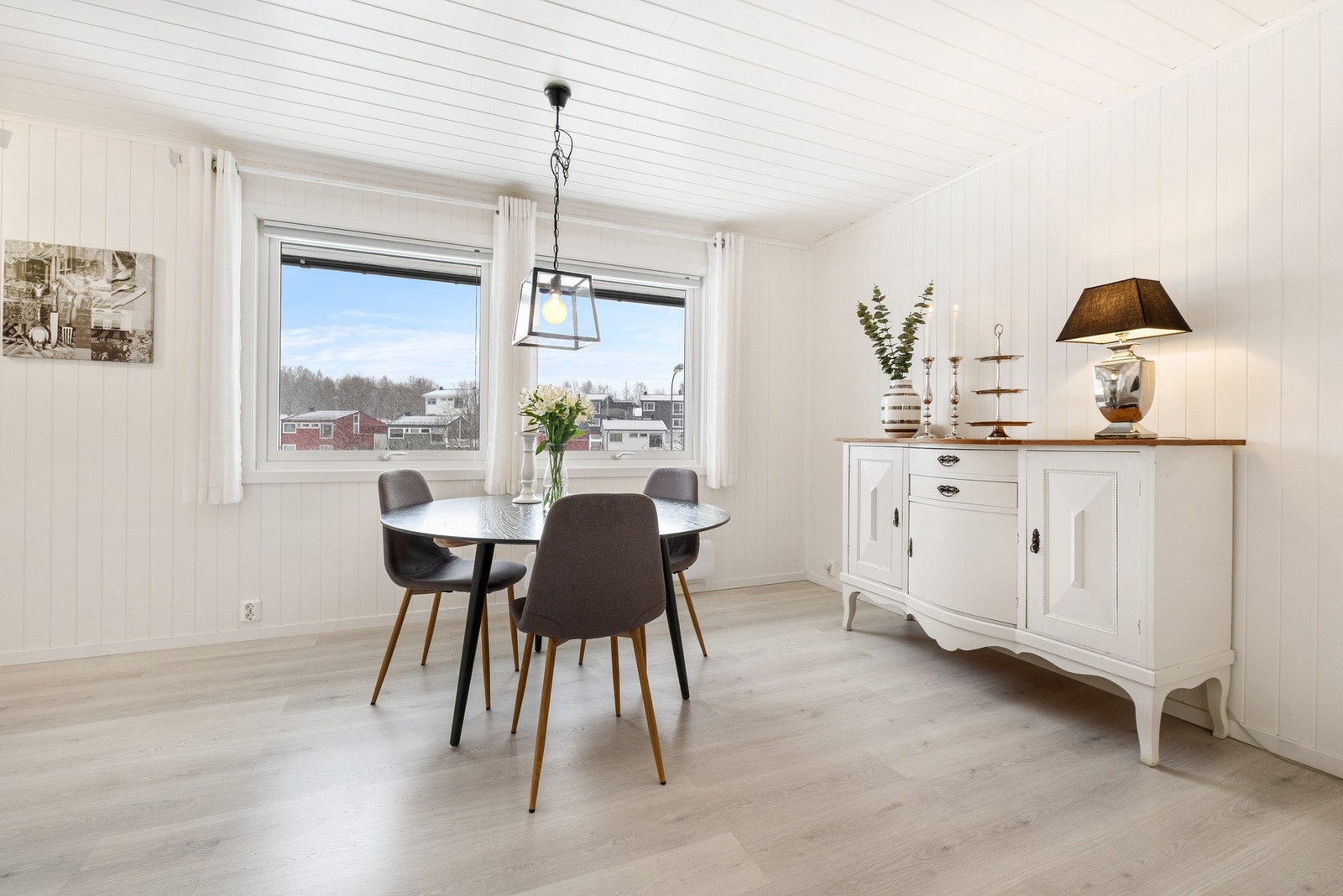 Godt er det å ha naturlig sone for spisegruppe like ved kjøkkenet. Galleribilde