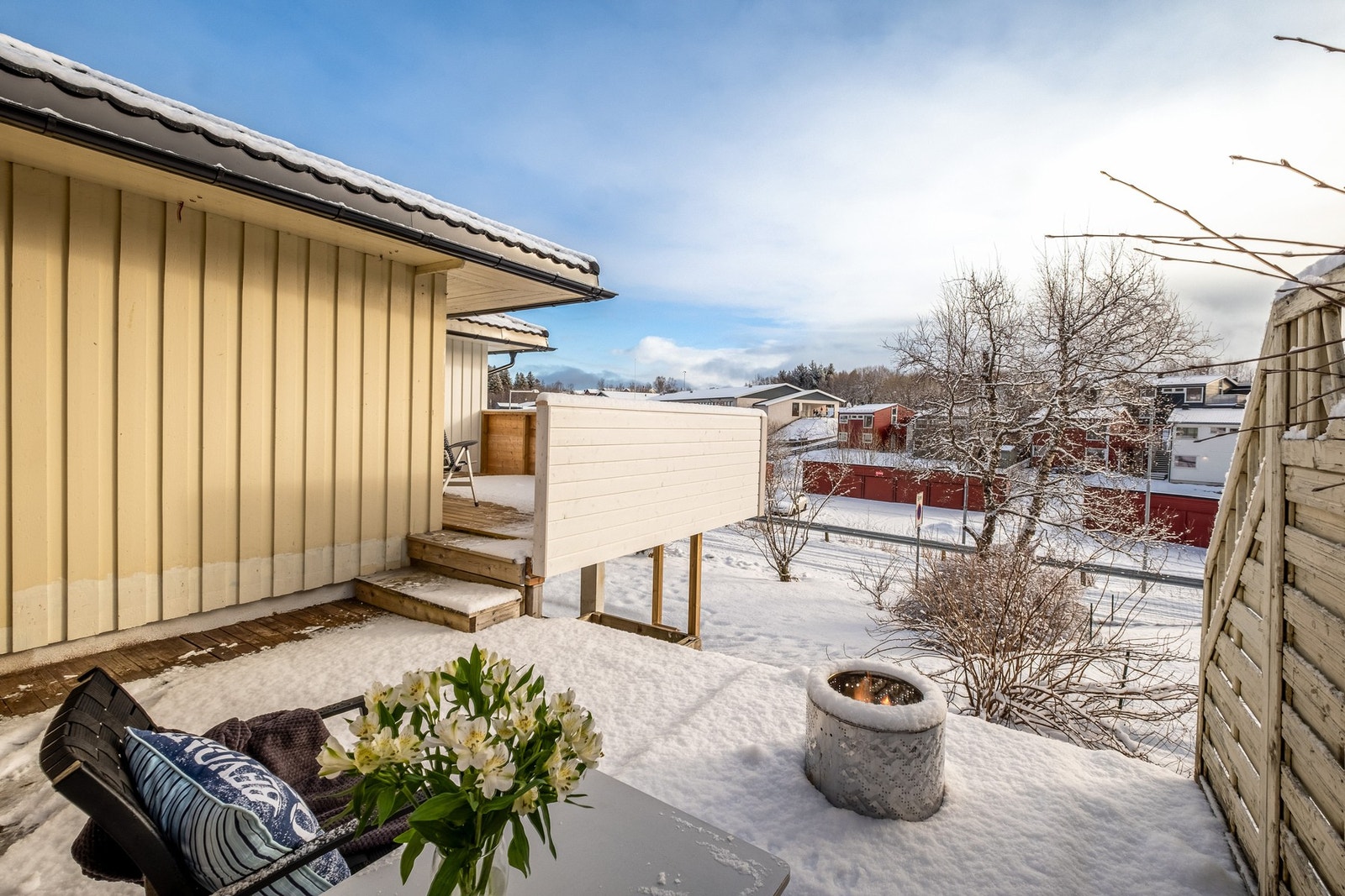 Boligen har en familievennlig beliggenhet, med fine uteområder. Galleribilde