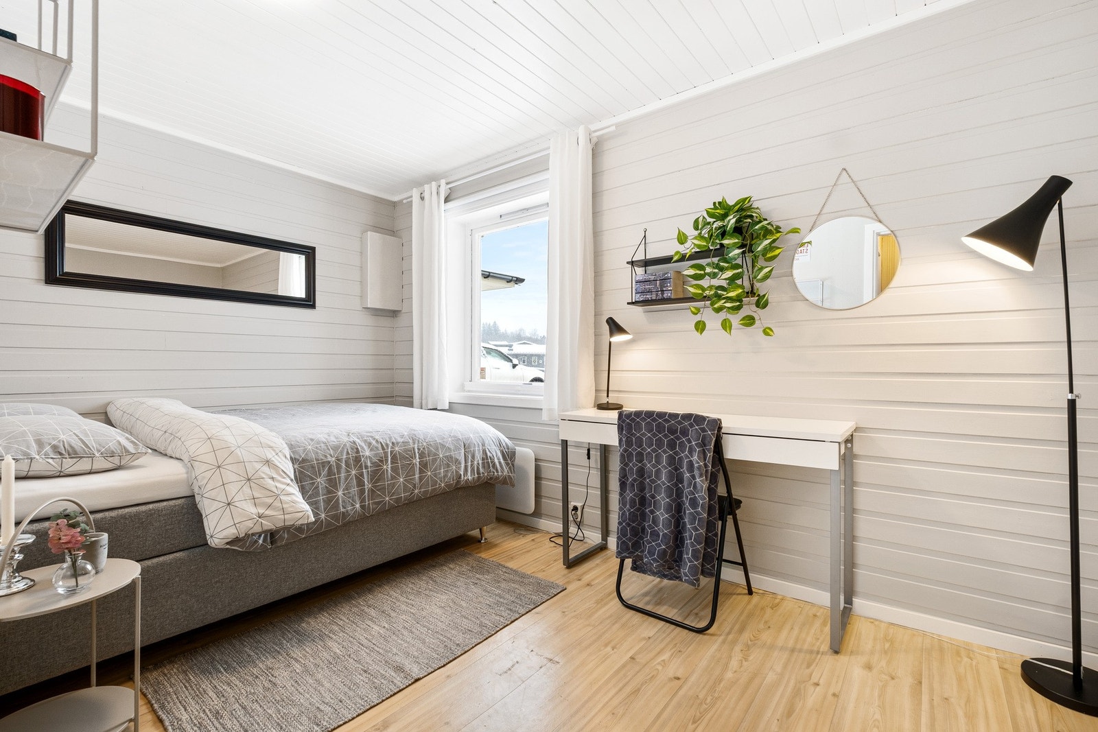 Soverom 5 har koselig preg og ligger innerst i 1. etasjen Galleribilde
