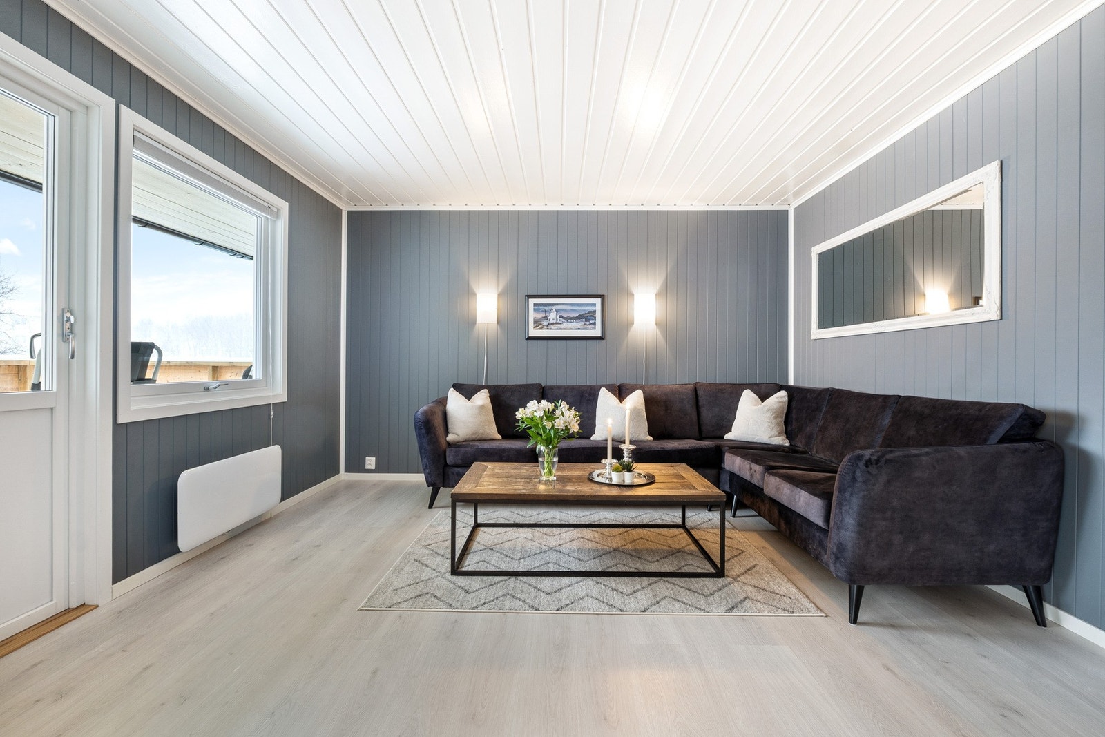 Flotte vindusflater som byr på utsikt og slipper inn rikelig med naturlig lys. Her er også utgang til romslig veranda. Galleribilde