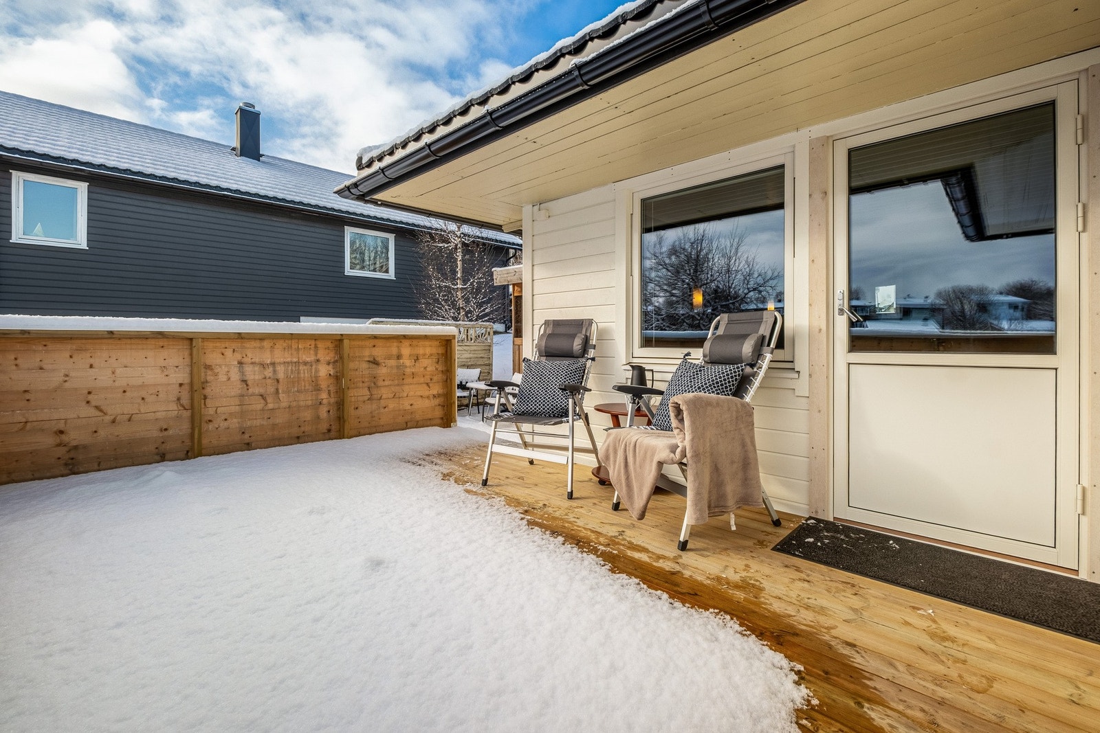 Veranda med utgang fra stuen. Galleribilde