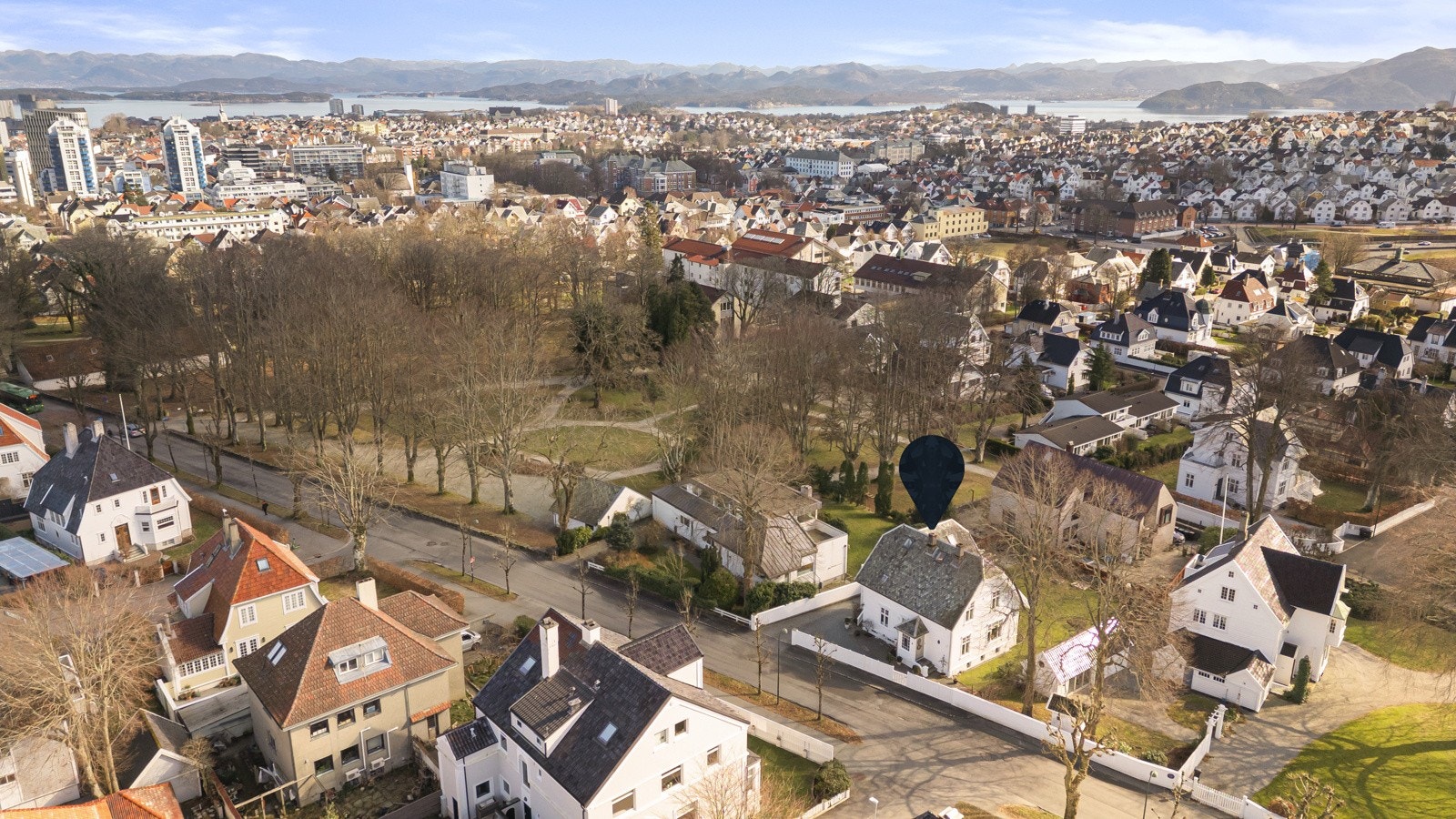 Fra boligen er det gangavstand til sentrum, med alt av service- og fasilitetstilbud. Galleribilde