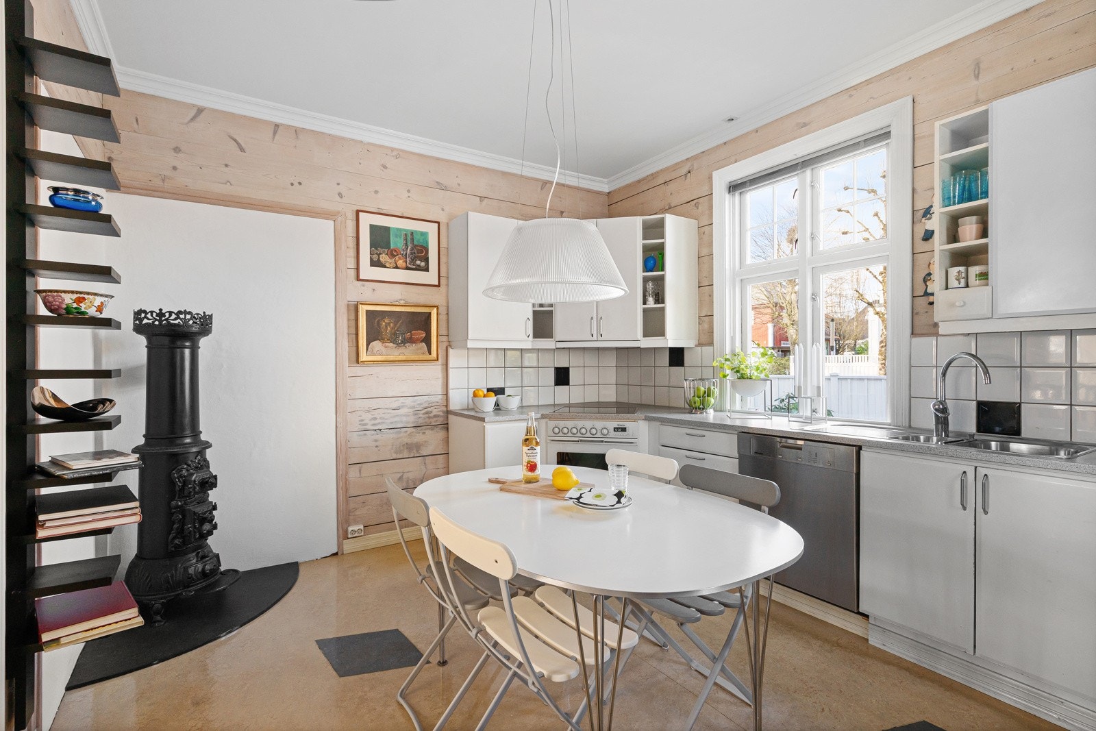 Stilrent kjøkken med plass til frokostbord. Galleribilde