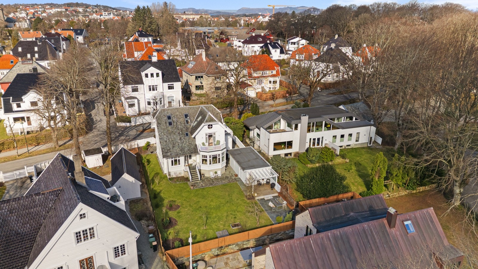 Boligen har en svært barnevennlig beliggenhet med skole, barnehage, turnhall og lekeplass innen gangavstand. Galleribilde