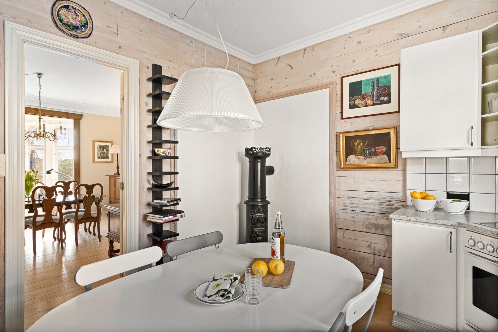 Godt med skap- og benkeplass. Galleribilde