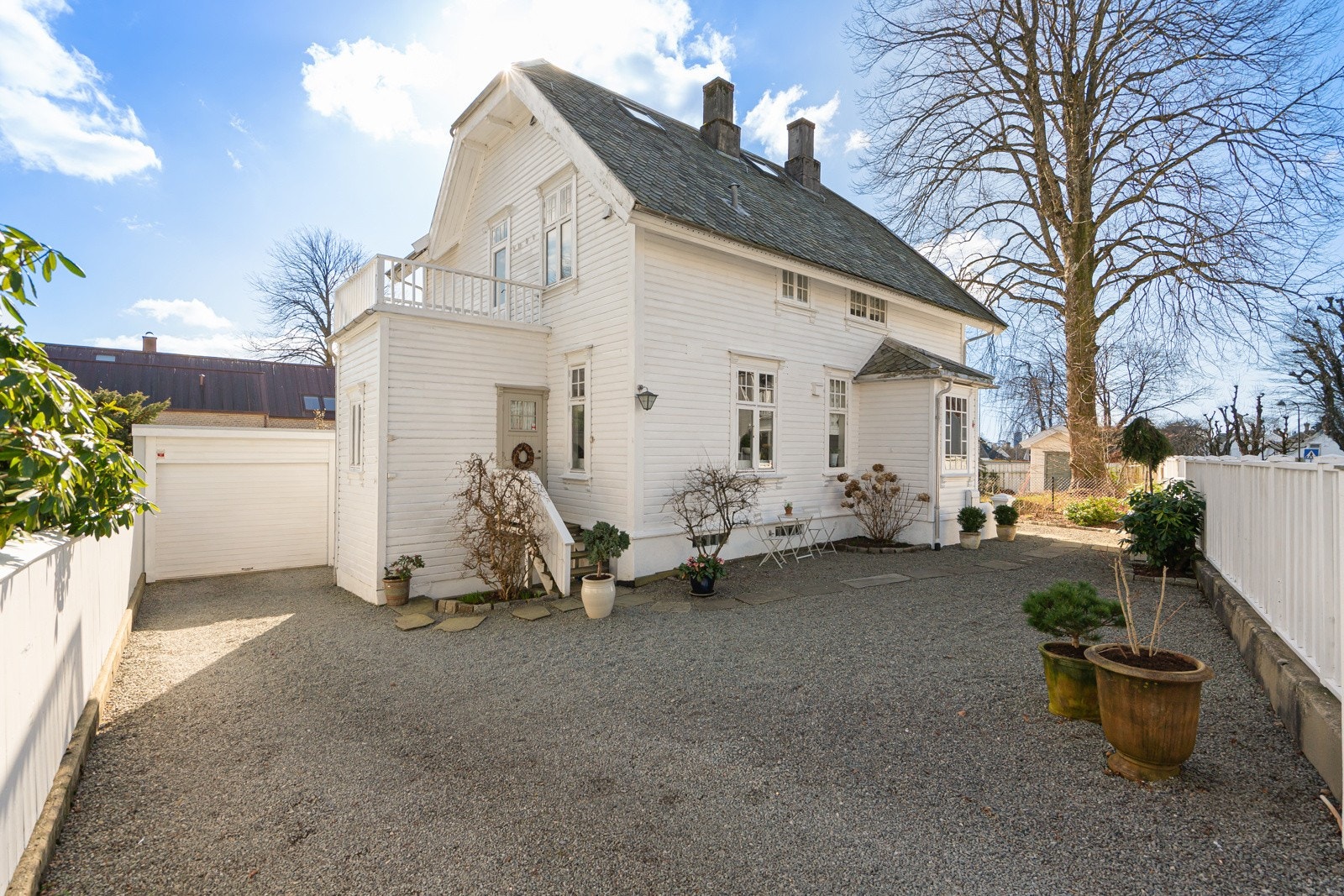 Velkommen til en innholdsrik enebolig med stor tomt og ettertraktet beliggenhet på beste vestkant. Galleribilde